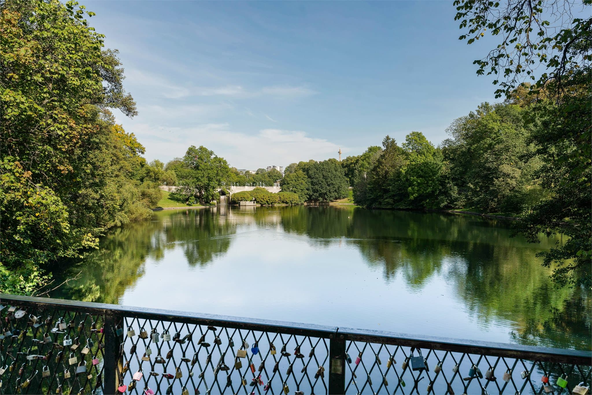 Vannspeil og idylliske spaserveier i Frognerparken.