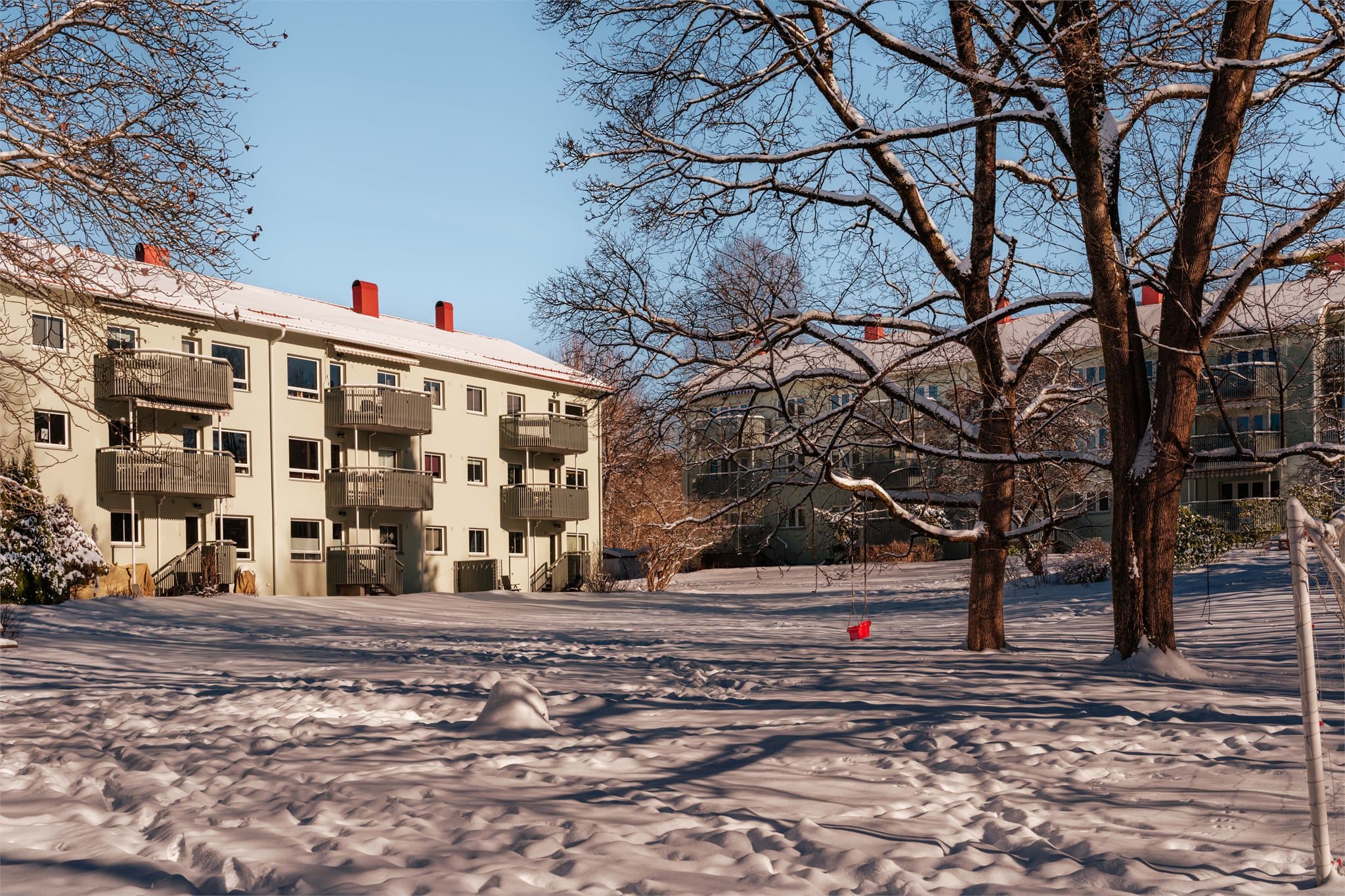 Her er det flotte fellesområder opparbeidet med lekeapparater, asfalterte internveier, plenarealer, trær og diverse beplantning.