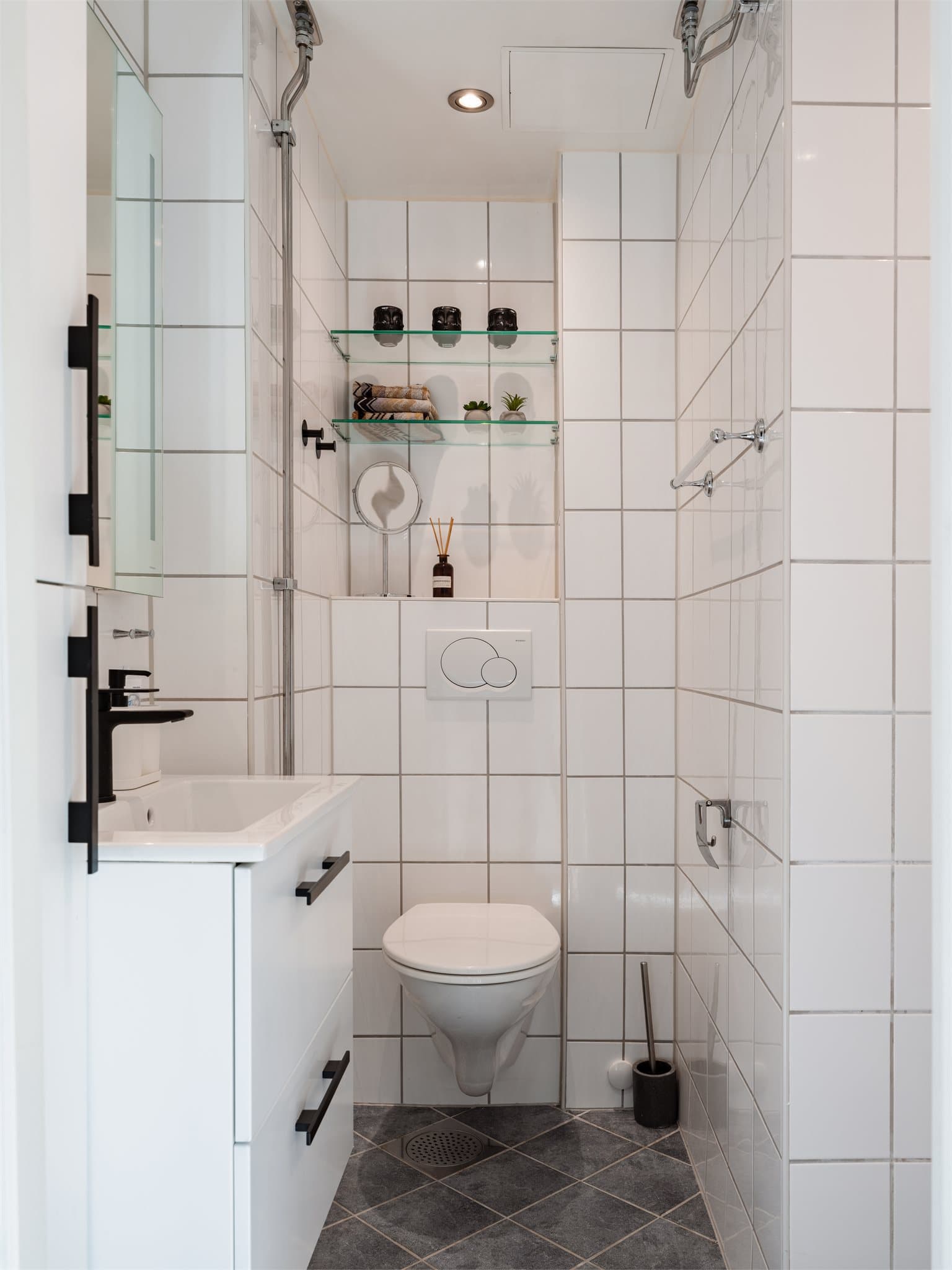 Flislagt bad med varmekabler i gulvet for ekstra komfort og vegghengt toalett.