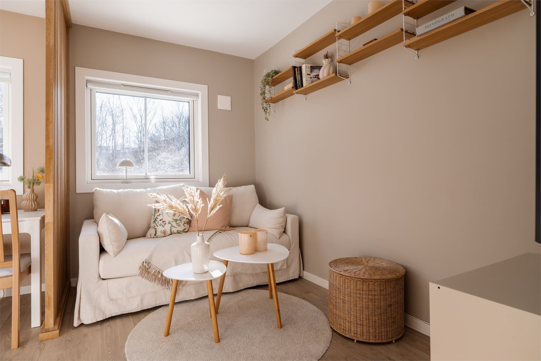 Sparklede og malte overflater på vegger og i himling gir et rent og moderne uttrykk.