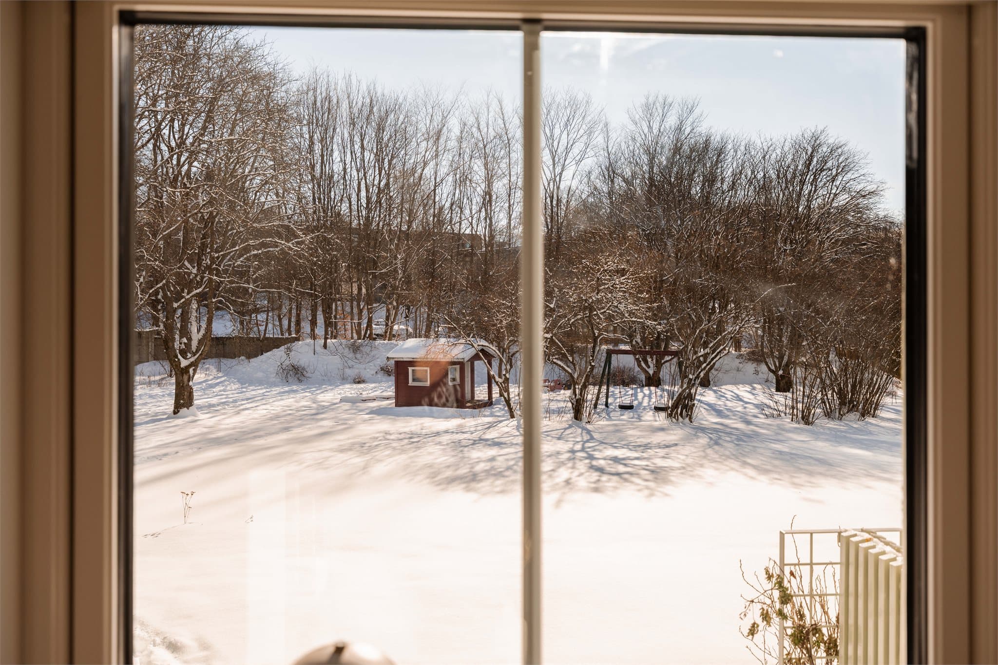 Fra leiligheten er det flott utsyn mot borettslagets rolige og grønne fellesarealer.