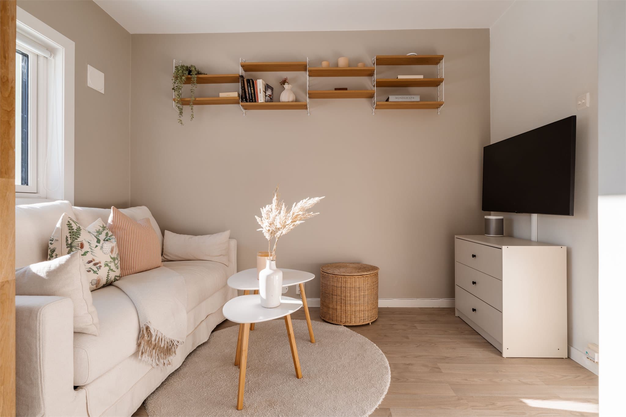 Hovedrommet har en åpen løsning som skaper en sosial og luftig atmosfære.