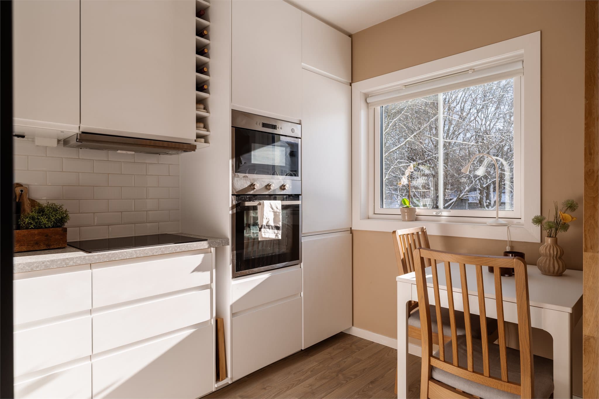 Kjøkkensonen har plass til en hyggelig spiseplass ved vinduet.