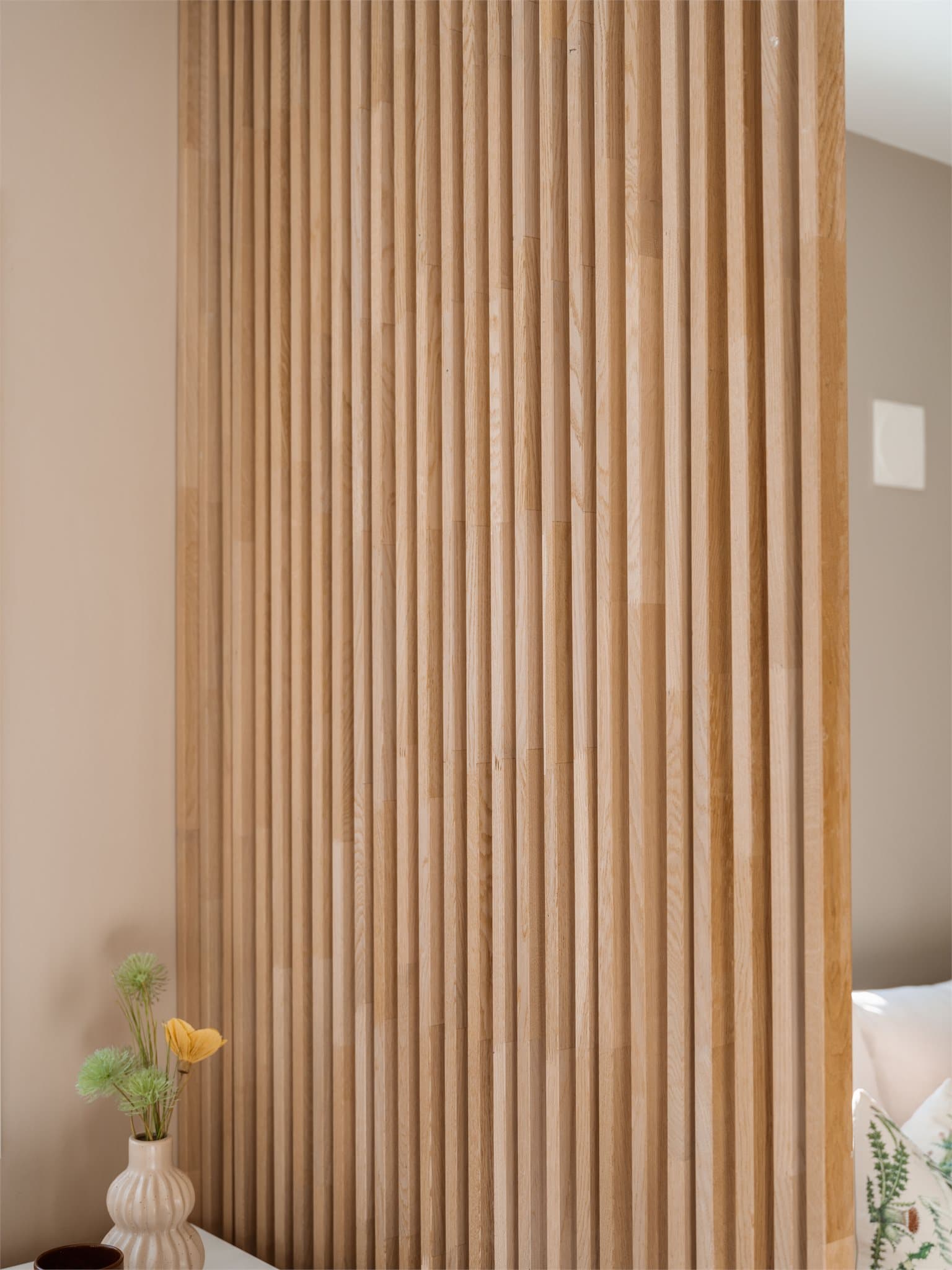 En lekker spilevegg deler rommet elegant og definerer sonene.