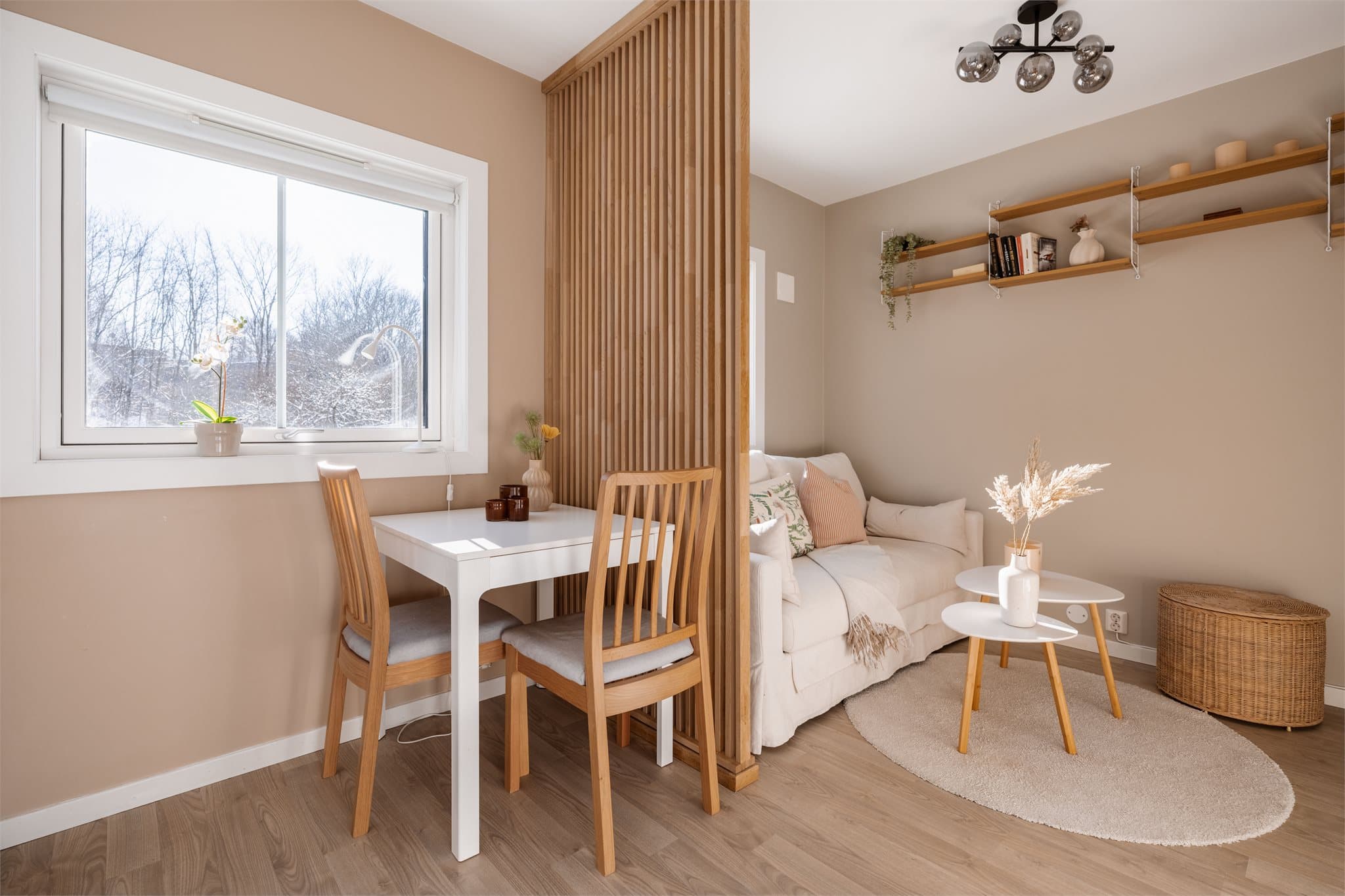 Gjennomgående laminat på gulv og malte overflater skaper et helhetlig inntrykk.