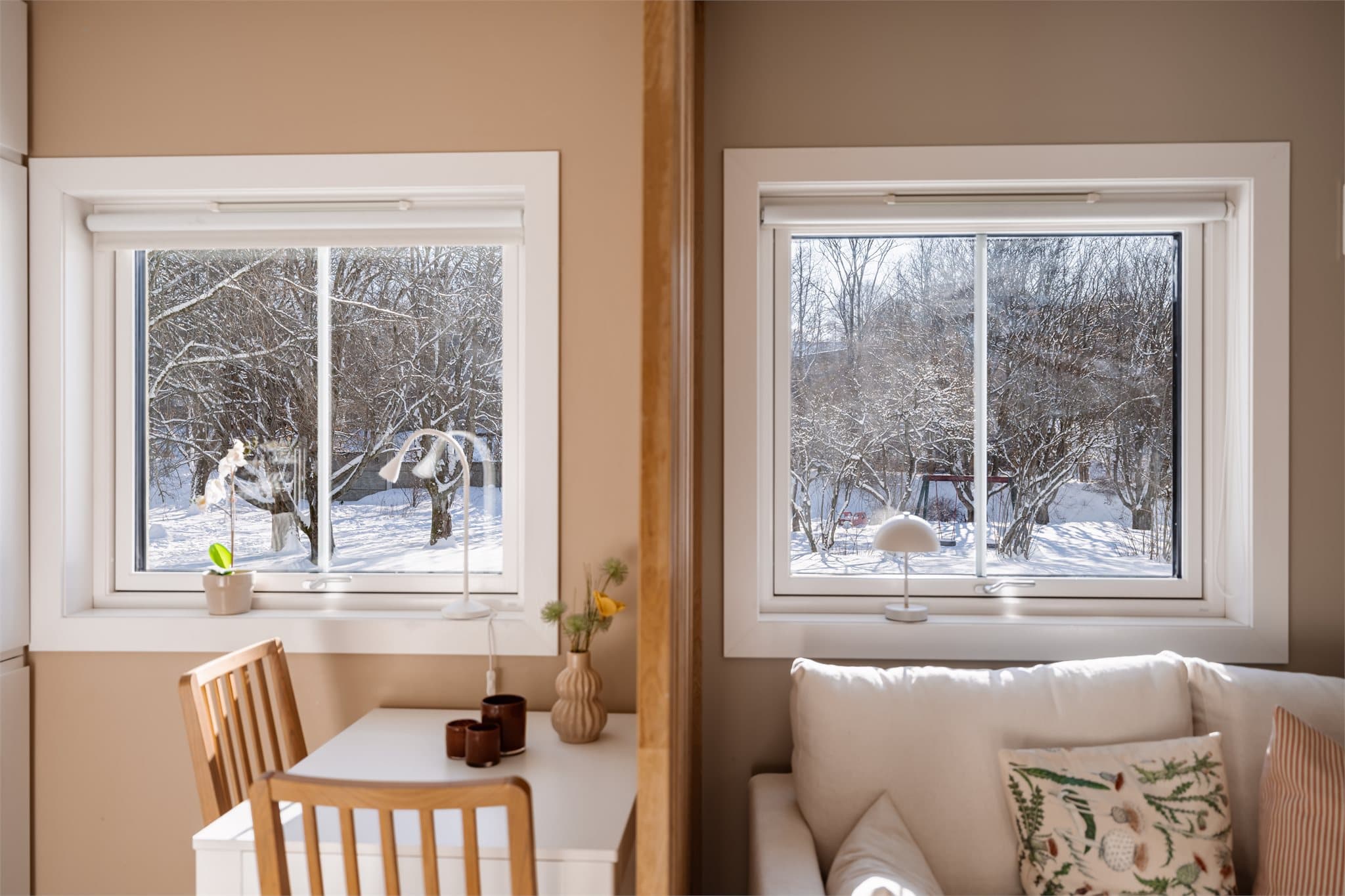 Store, nye vinduer med isolerglass fra 2024 slipper inn rikelig med dagslys.