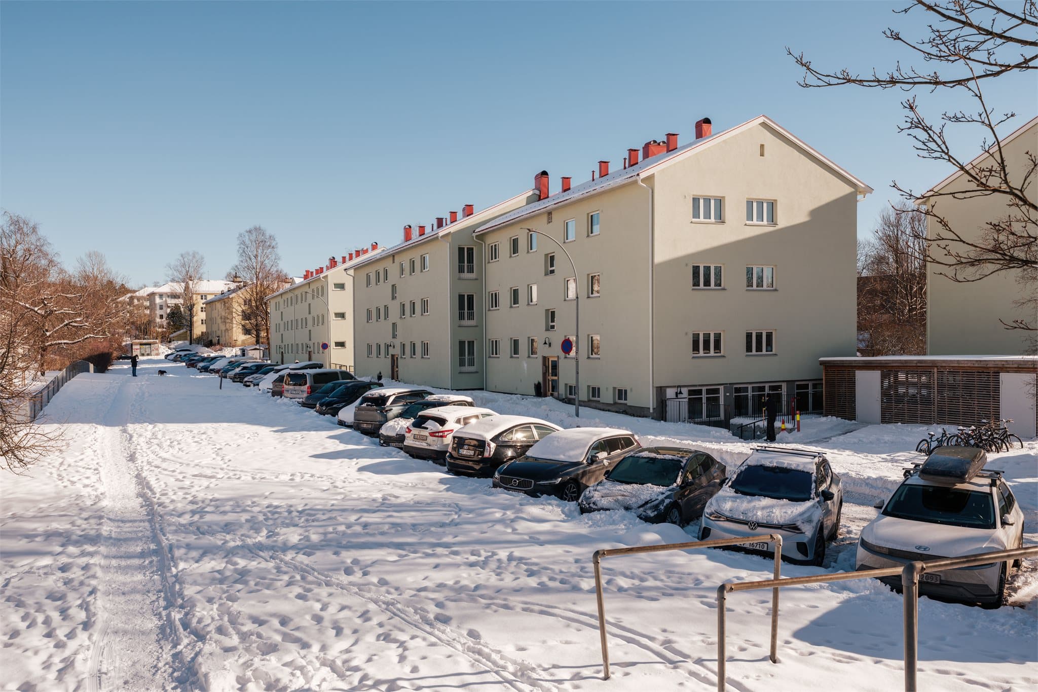 Beliggenheten i en rolig blindvei gir lite gjennomgangstrafikk og et fredelig bomiljø.
