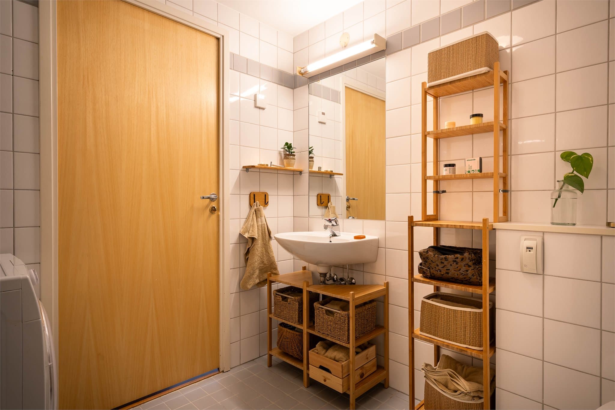 Det er også opplegg for vaskemaskin, noe som gjør det praktisk å håndtere klesvasken hjemme.
