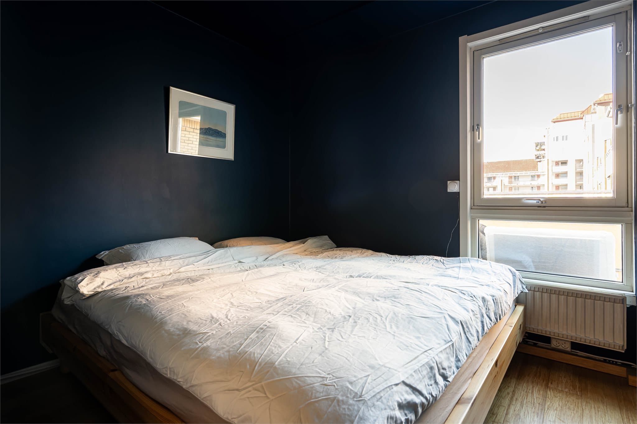 Leiligheten har to soverom, plasser i hver sin ende av boligen.