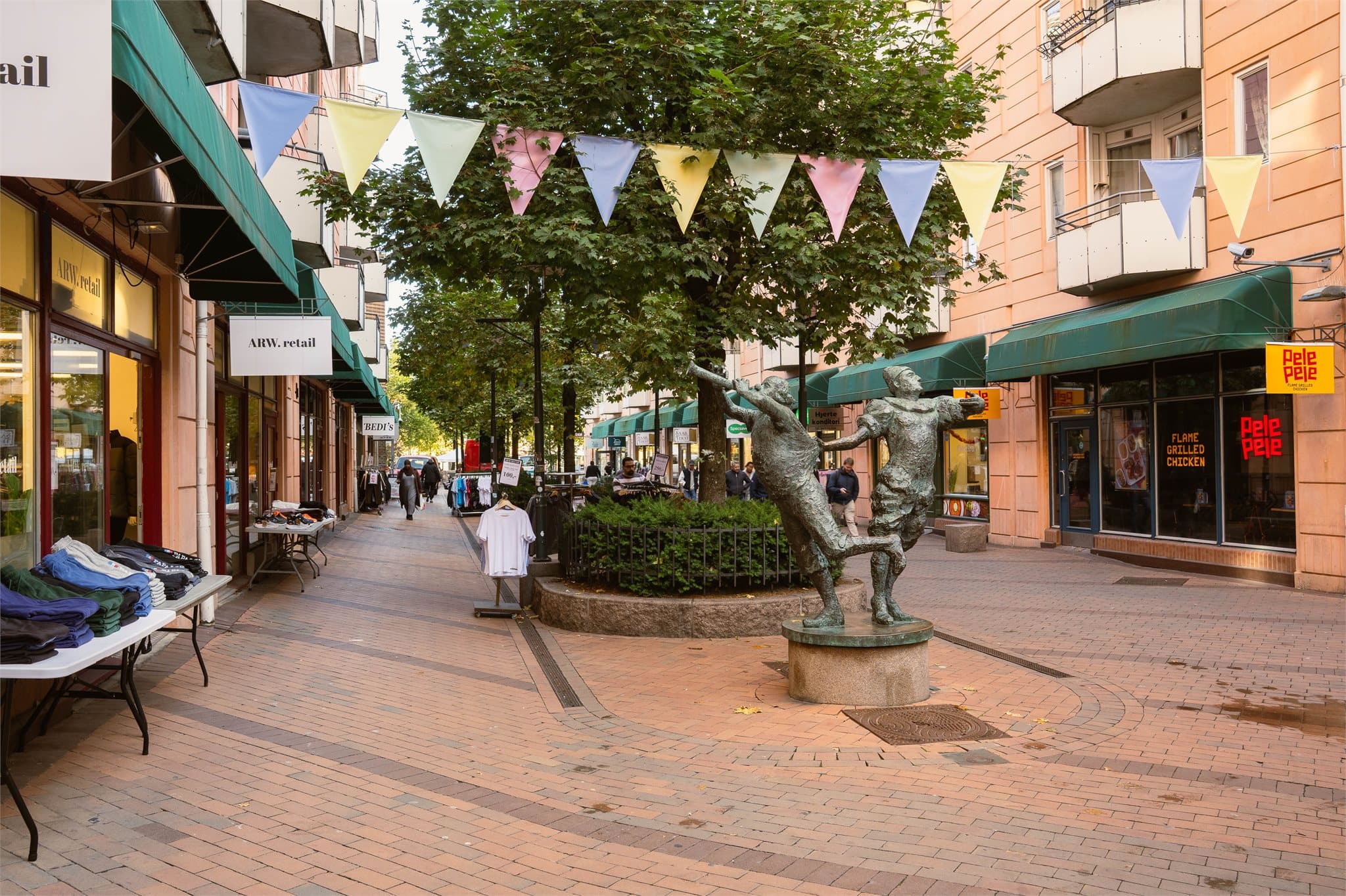 Her bor du med kort vei til butikker, kafeer, restauranter og kollektivtransport.