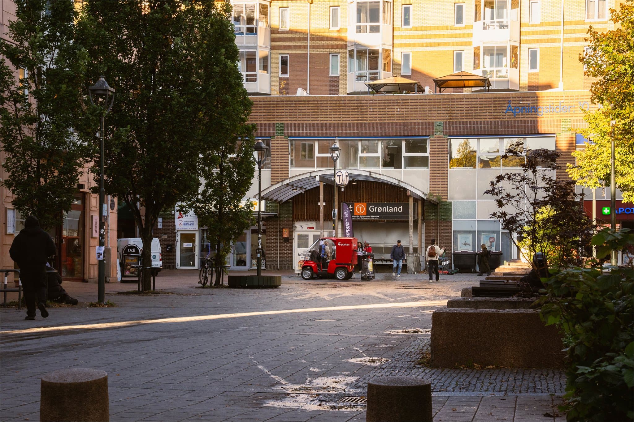 Grønland T-banestasjon ligger like i nærheten, og det er kort vei til Oslo bussterminal og Oslo S.
