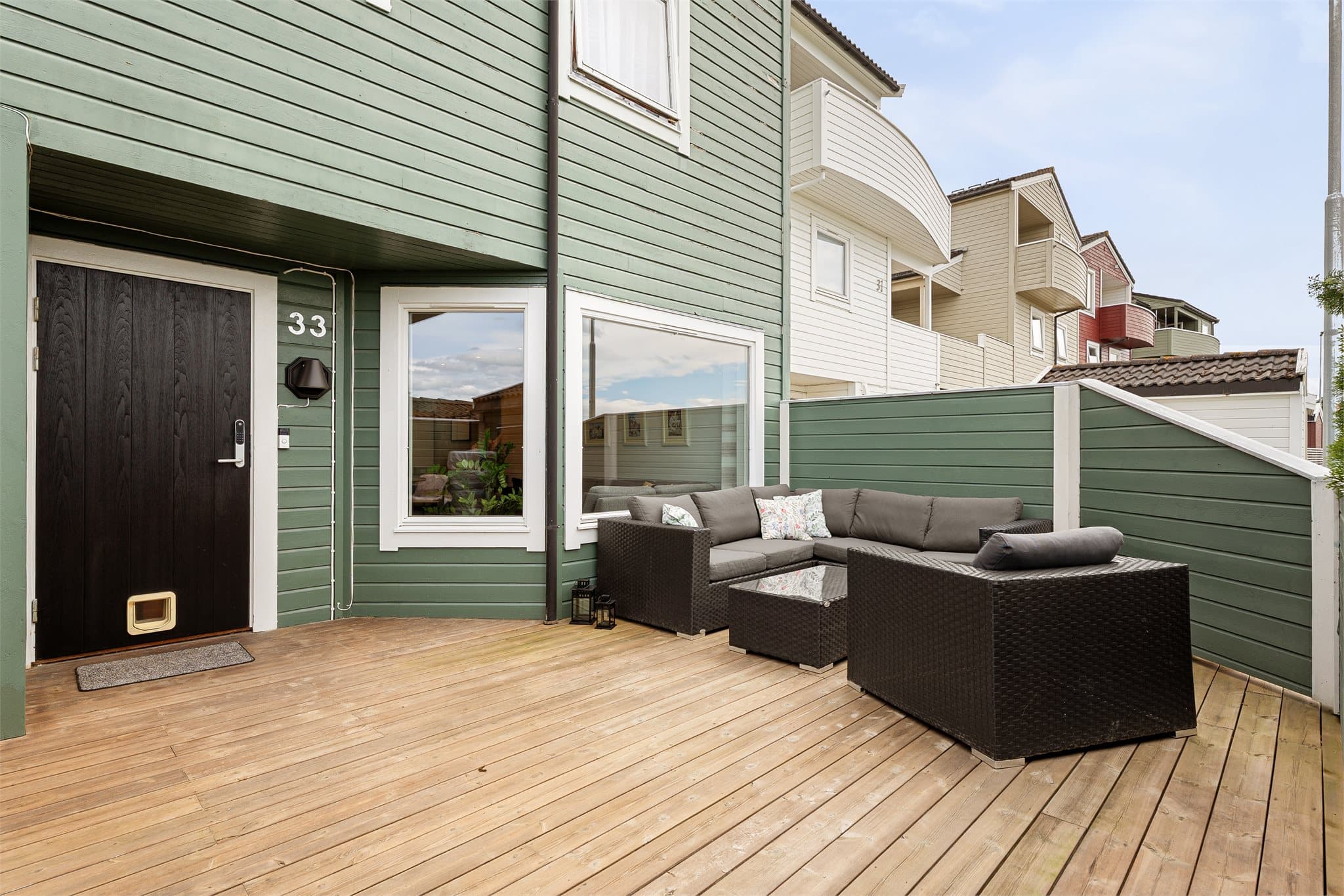 Generøs terrasse på 29 kvm med meget gode møbleringsmuligheter. God plass til både spisegruppe og en behagelig loungeavdeling.