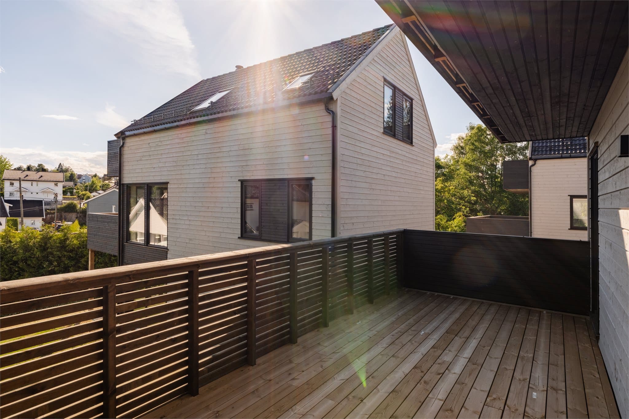 Balkongen byr på gode solforhold og innbyr til lange, avslappende dager utendørs.