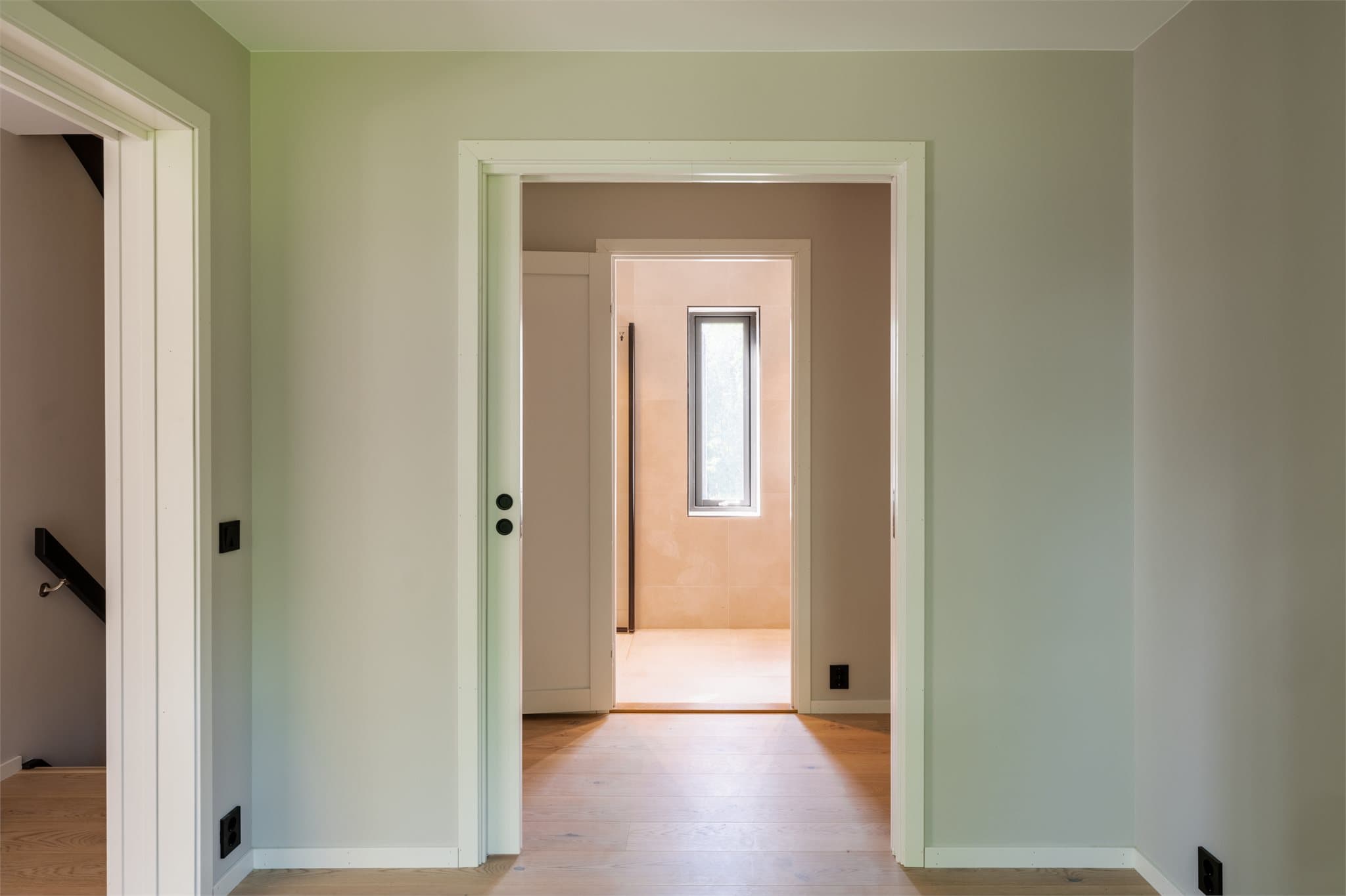 Direkte tilknyttet finner du walk-in garderobe med gode og romslige oppbevaringsløsninger.