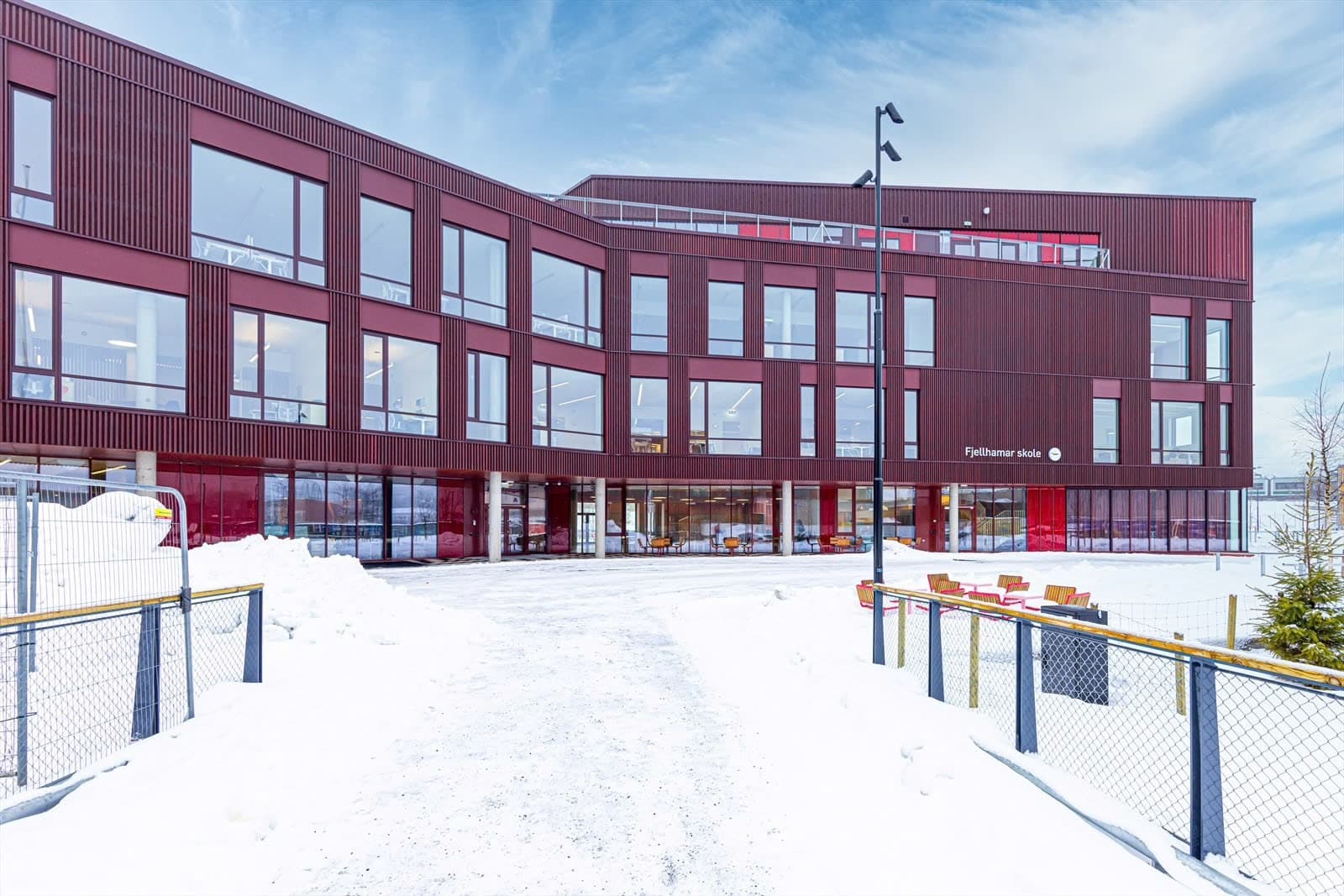 Ca. 15 minutters gange til nye Fjellhamar barneskole (1-7 trinn).