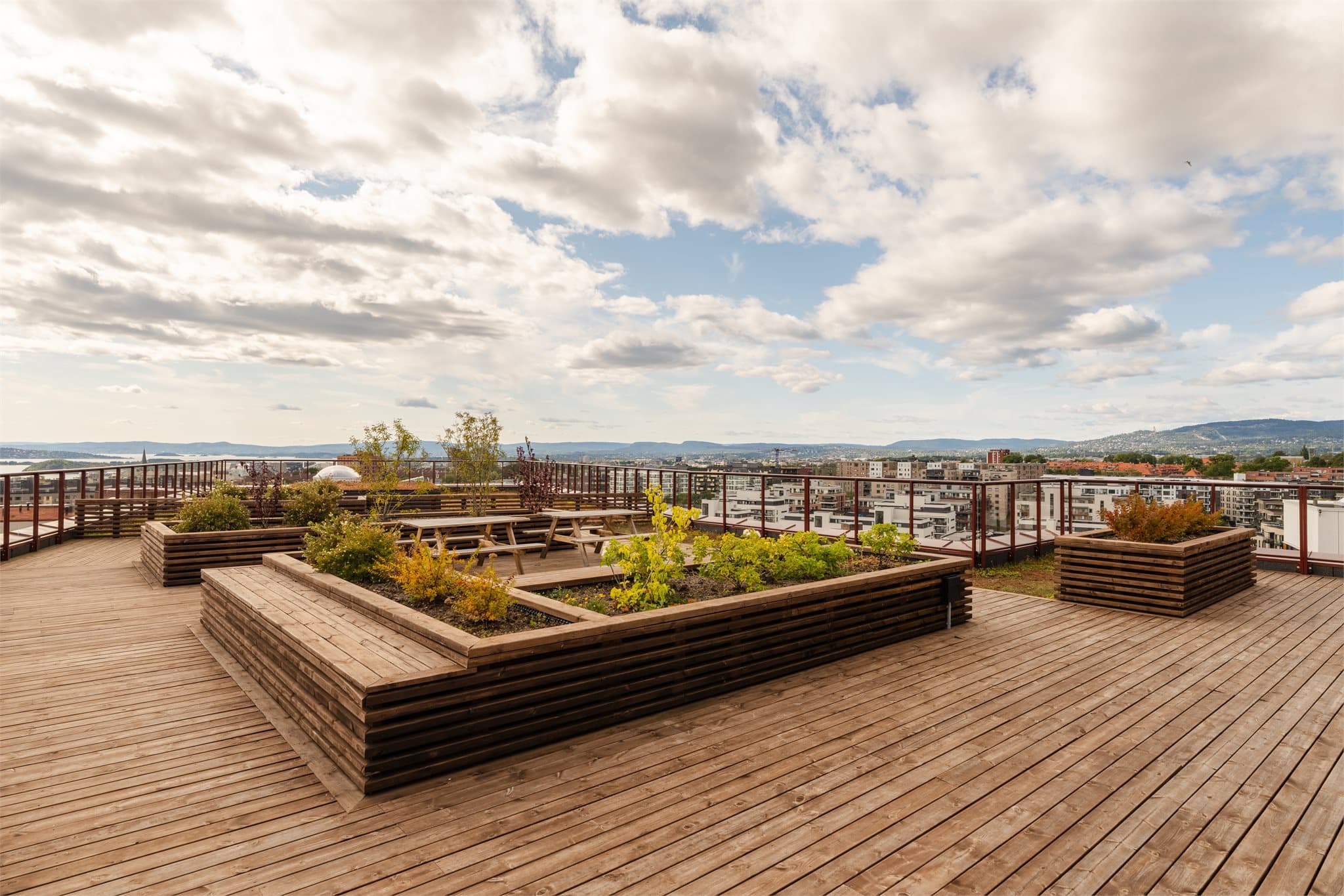 I tillegg har beboerne tilgang på en stor, flott takterrasse med uslåelige solforhold.