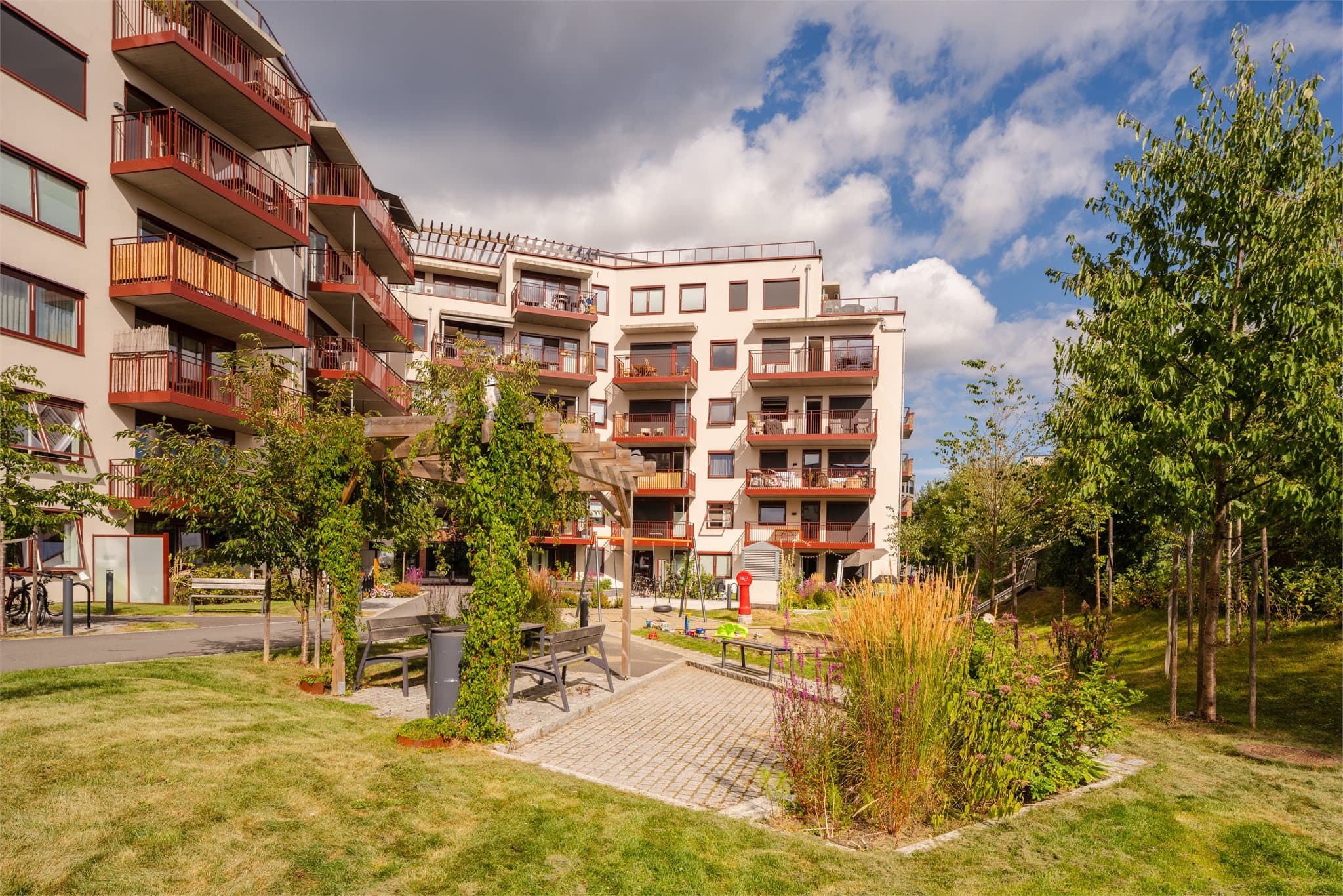 Her bor dere moderne og behagelig i et nyere og lettstelt hjem.