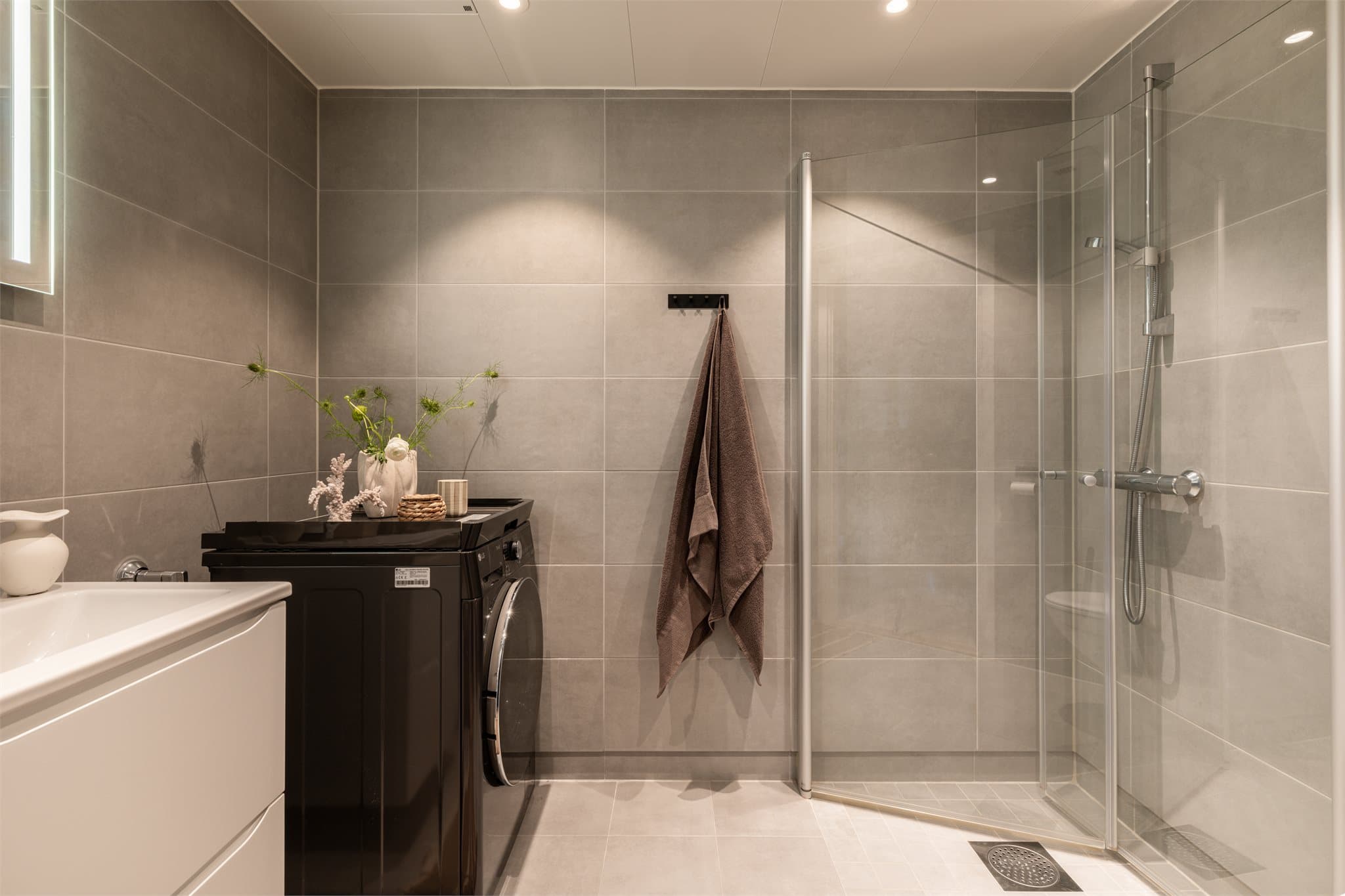 Delikat baderom med flislagte overflater og vannbåren varme i gulvet.