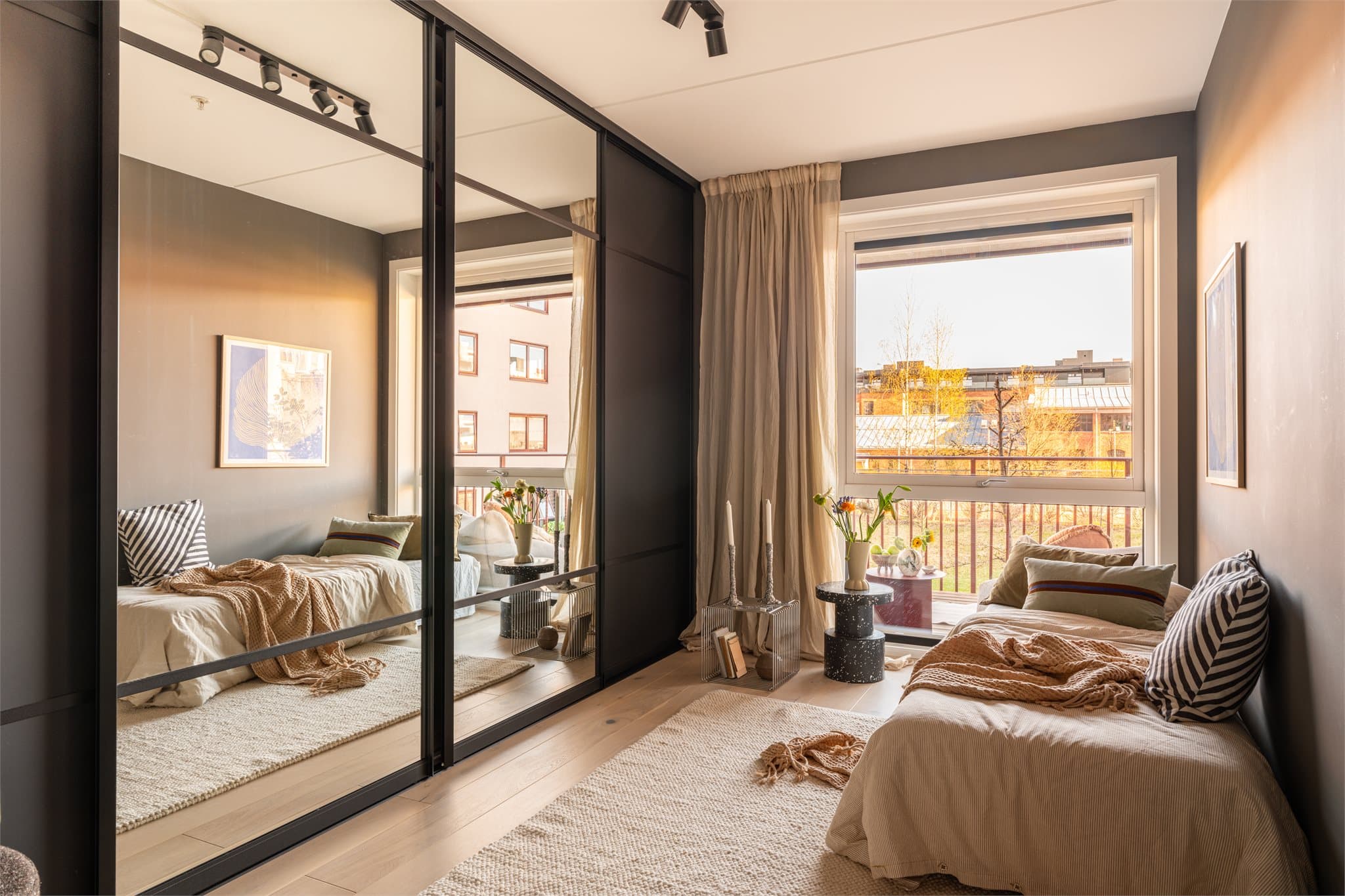 Stilrent og innbydende soverom av god størrelse. Rommet har svært gode oppbevaringsmuligheter med en hele 4 meter lang skyvedørsgarderobe i speil, som samtidig gir en luftig og romslig følelse.