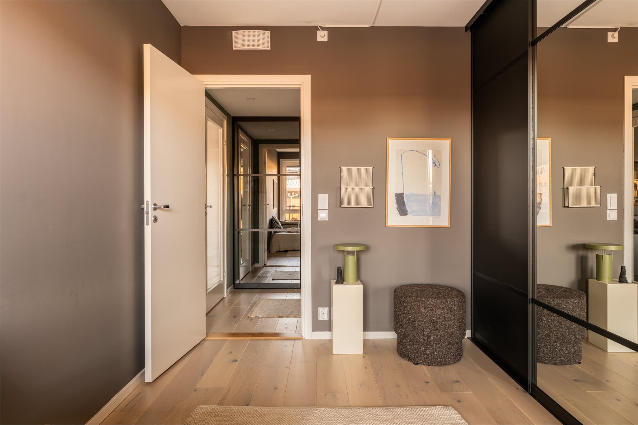 Gjennomførte materialvalg og gode detaljer skaper et moderne og innbydende uttrykk.