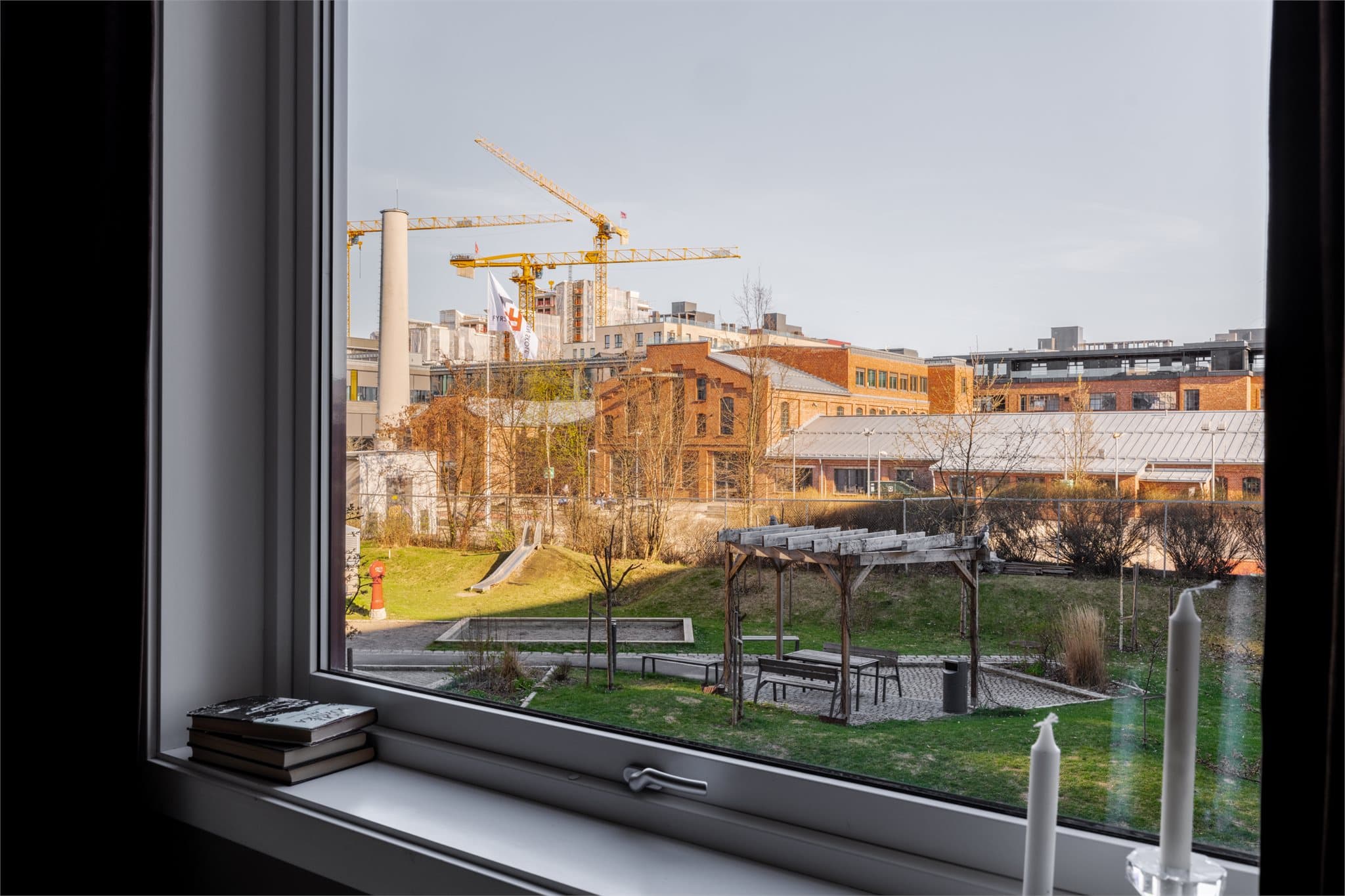 Soverommet vender ut mot et rolig og luftig fellesområde.