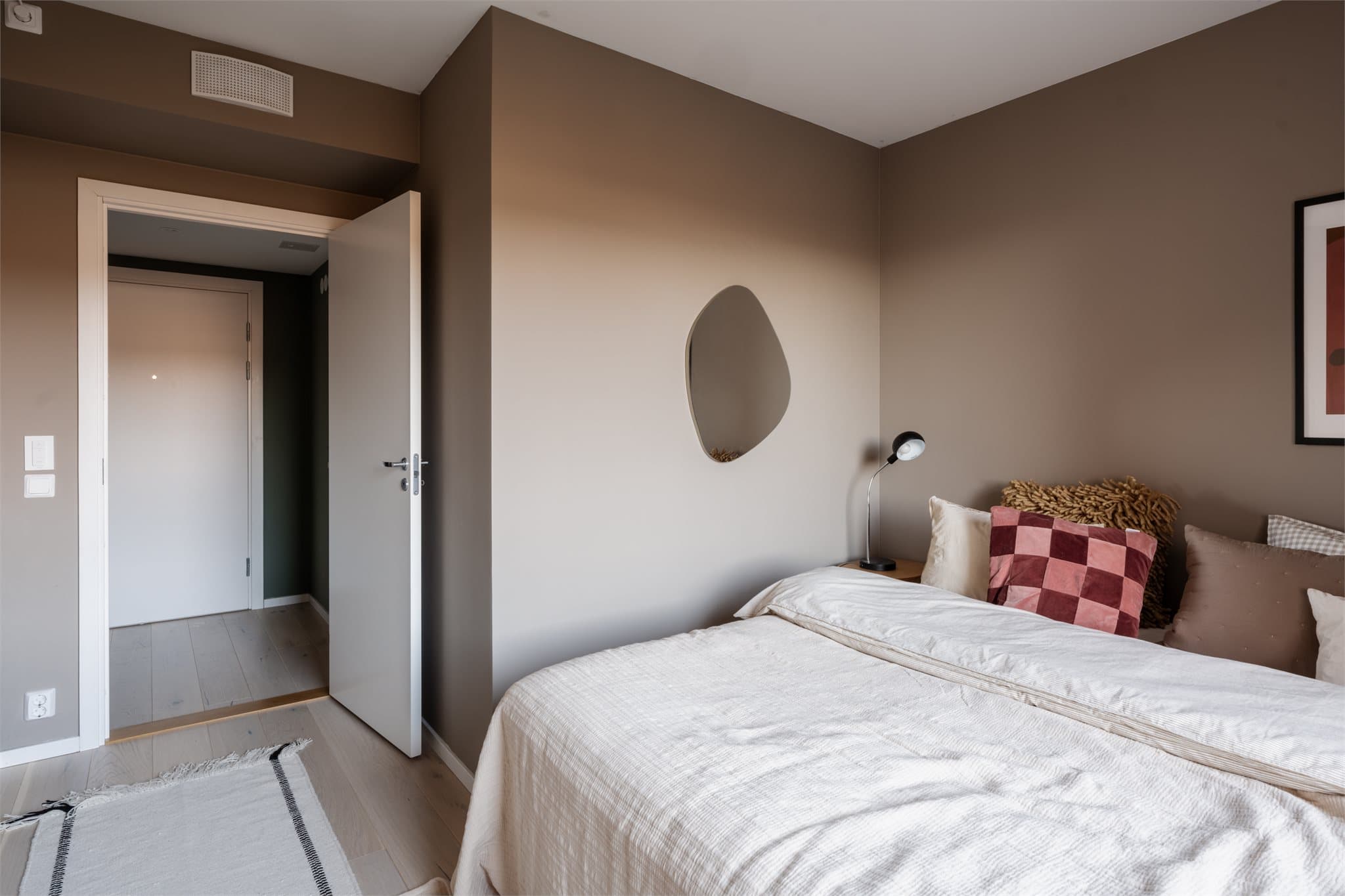 Mørke vegger og gjennomførte materialvalg skaper et moderne preg.