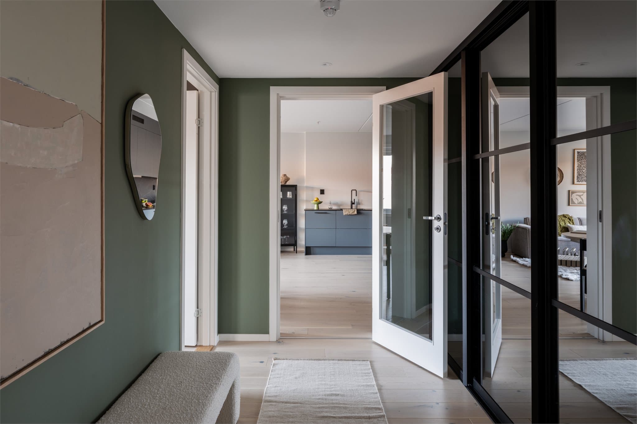 Gangen har en plassbygd skyvedørsgarderobe på hele 2,6 meter som gir svært gode oppbevaringsmuligheter og et ryddig helhetsinntrykk.