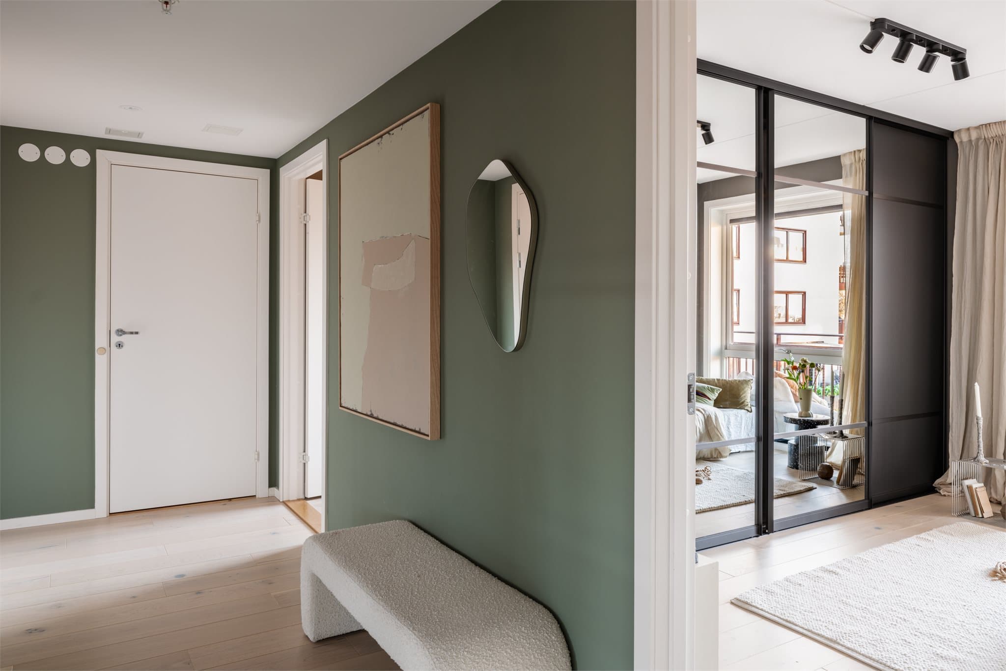 Delikate grønntoner, lyse gulv og gjennomførte detaljer skaper en varm atmosfære.