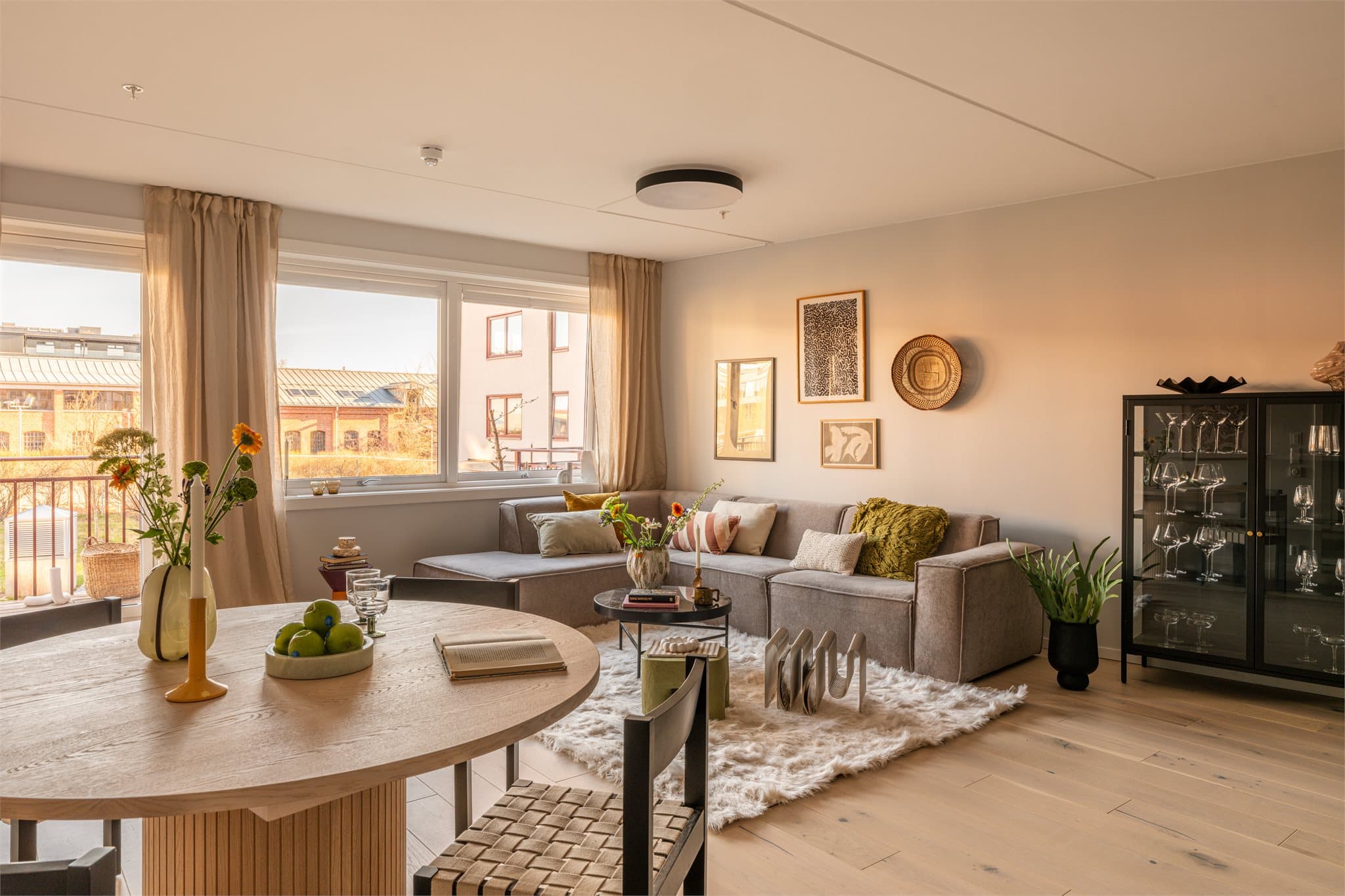 Stuen er meget innbydende med store vinduer som gir flott lys inn til rommet.