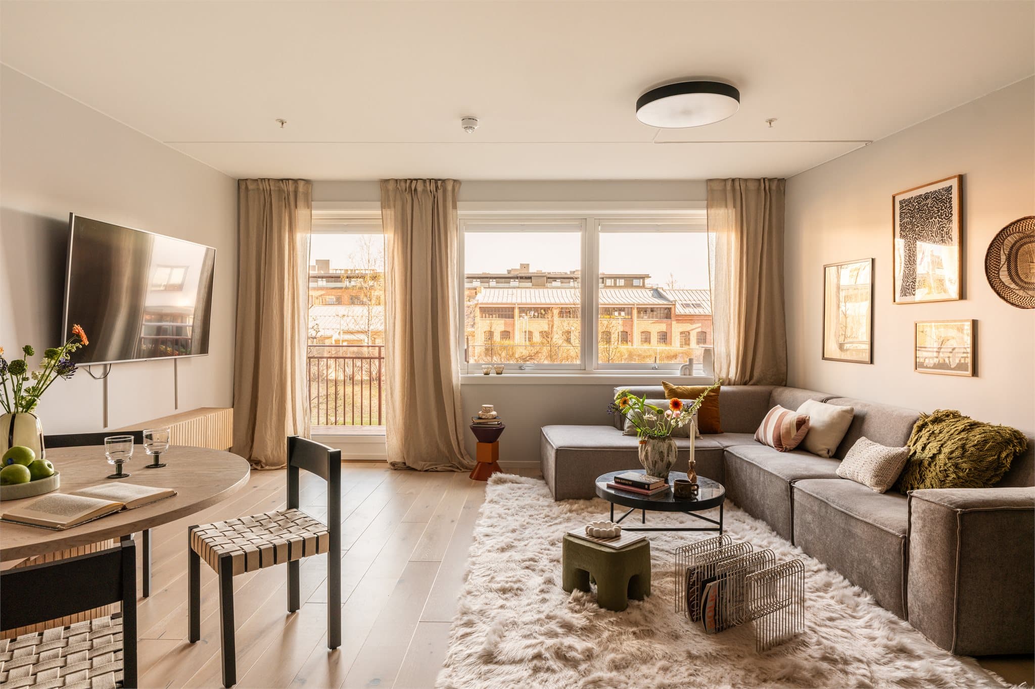 Planløsningen er helt optimal med naturlig soneinndeling og god atmosfære. Det er montert innvendig solskjerming på vinduene.