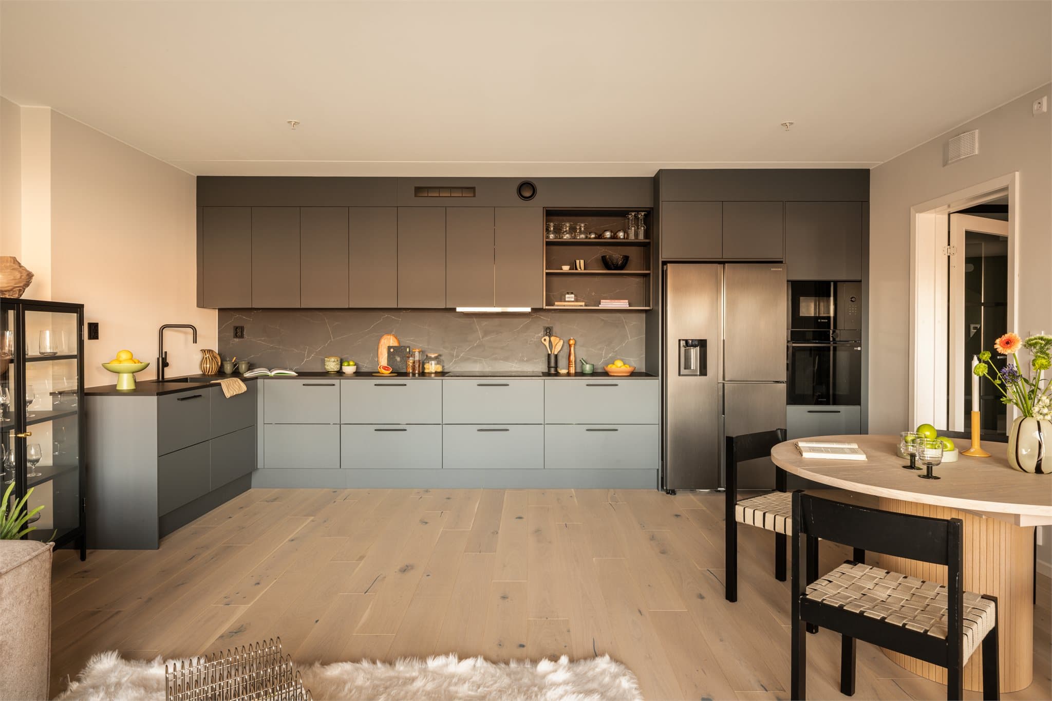 I motsatt ende finner vi et stort, påkostet kjøkken fra kvalitetsleverandøren Svane Kjøkken.