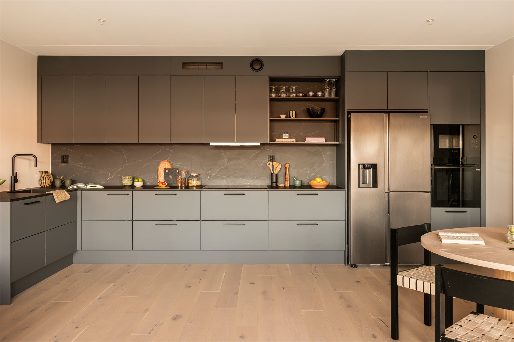 Påkostede hvitevarer med oppvaskmaskin og induksjonstopp fra Electrolux, integrert mikrobølgeovn fra Bosch samt integrert stekeovn med blant annet dampfunksjon fra Samsung.