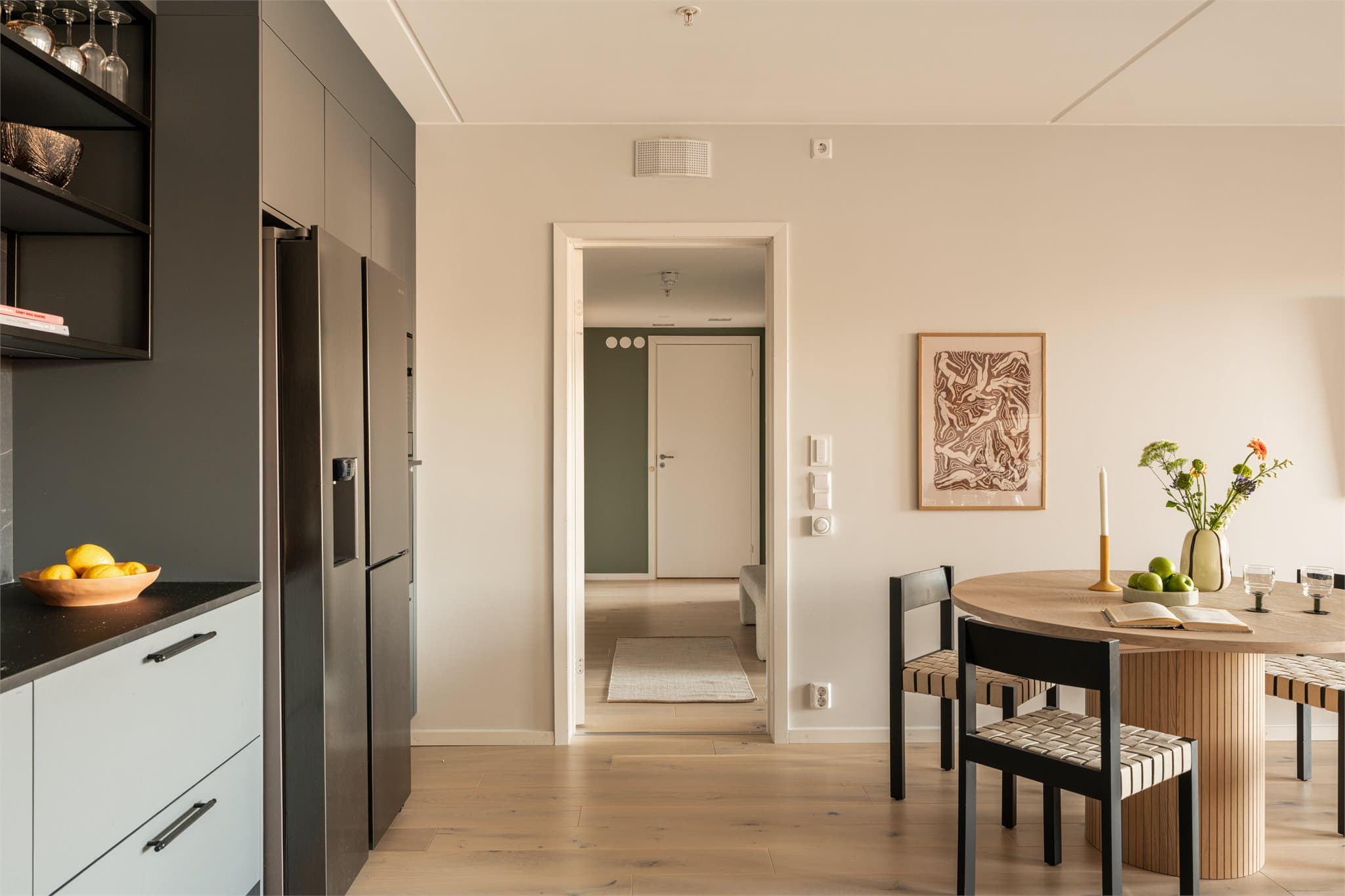 Kjøkkenet har god, praktisk skuffeplass og romslige 90 cm moduler.