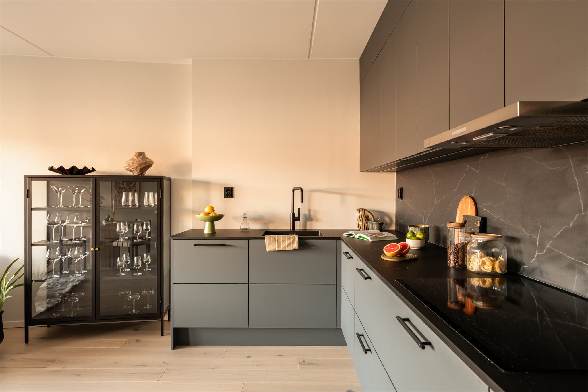Kjøkkensonen defineres av en langstrakt innredning, som ivaretar den åpne atmosfæren i rommet.