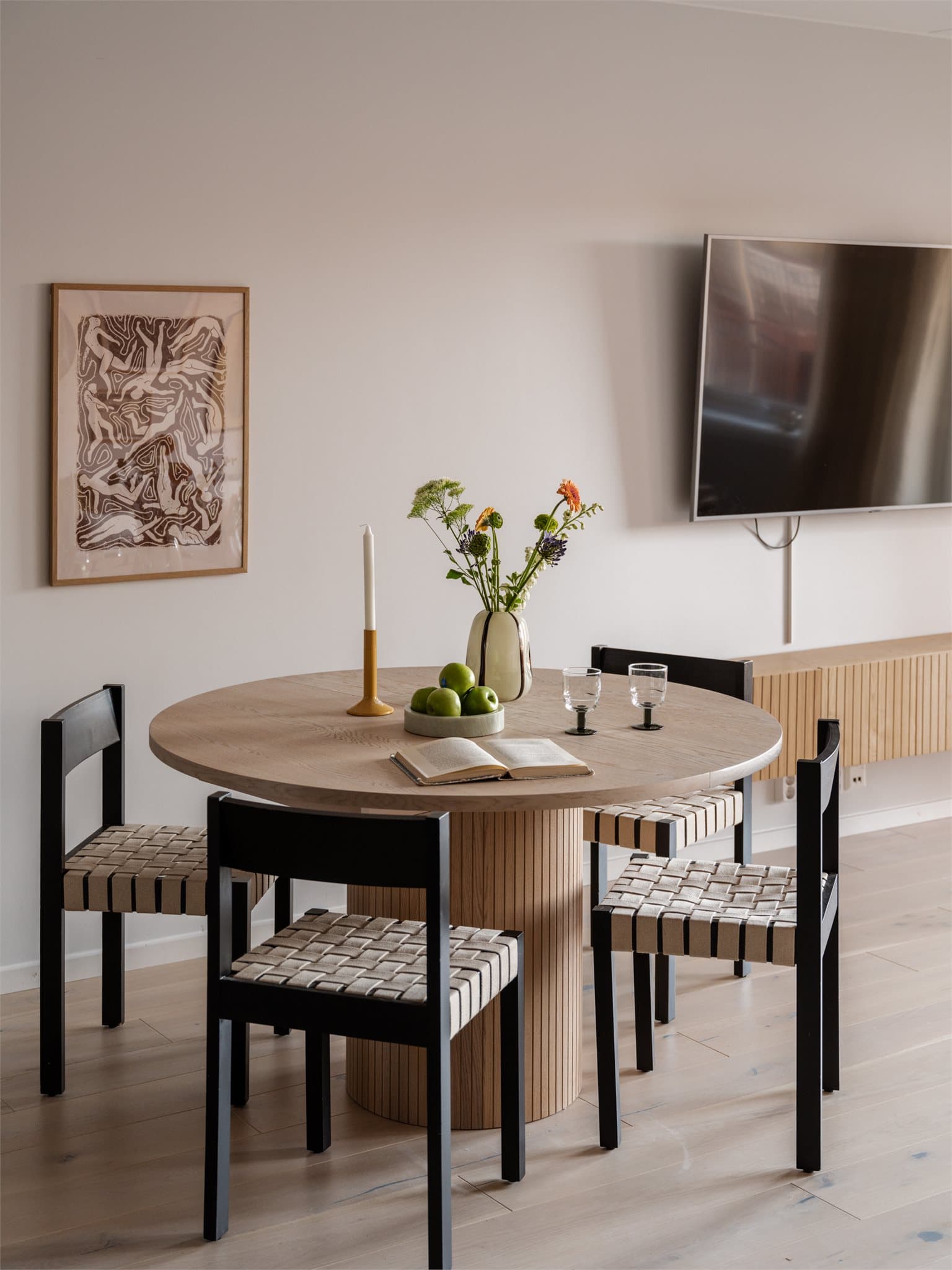 Et hyggelig spisebord finner sin naturlige plass og innbyr til sosiale lag, så vel som hverdagslige måltider med familien.