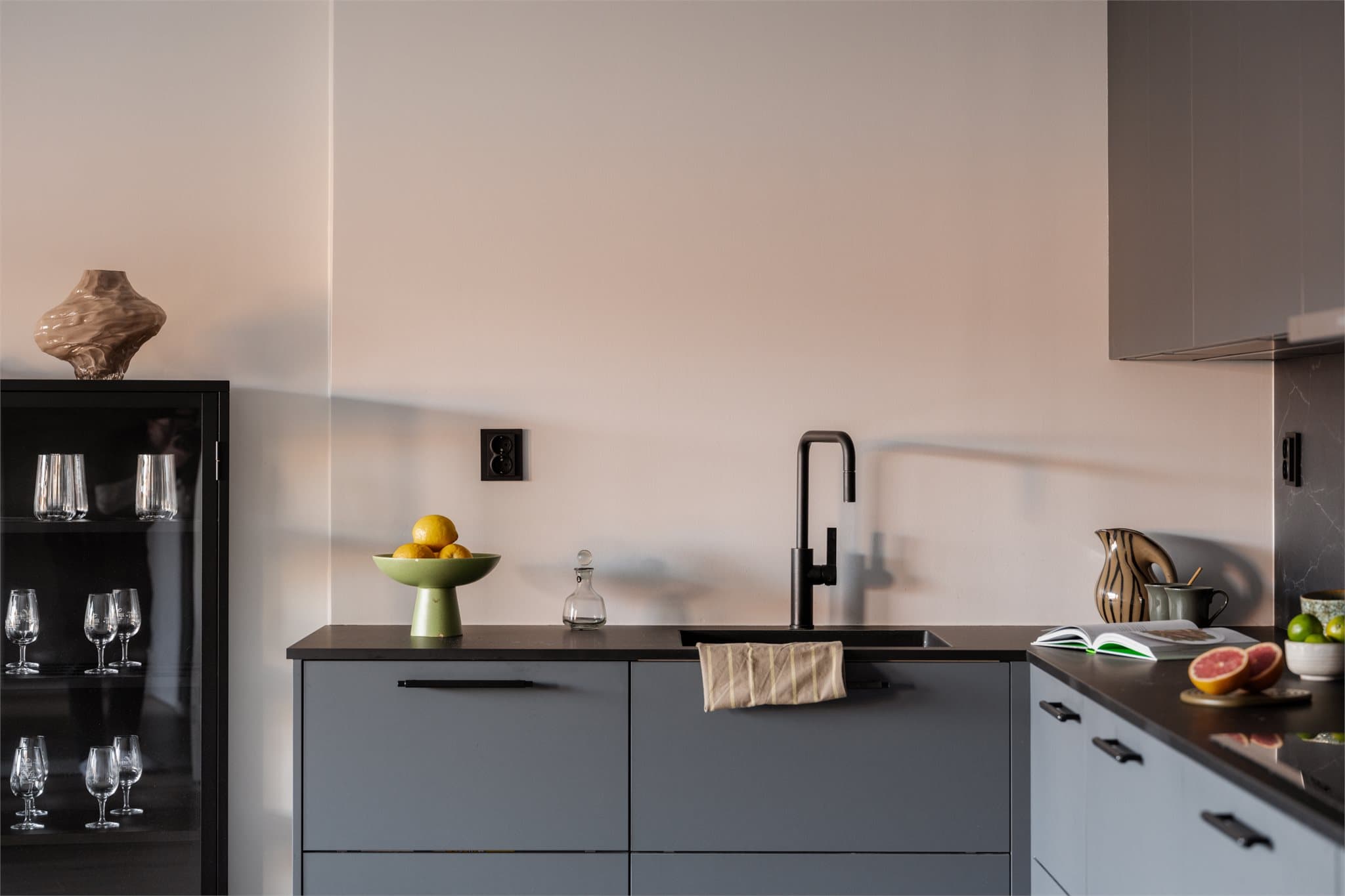 Et gjennomført og stilrent hjem av høy standard.