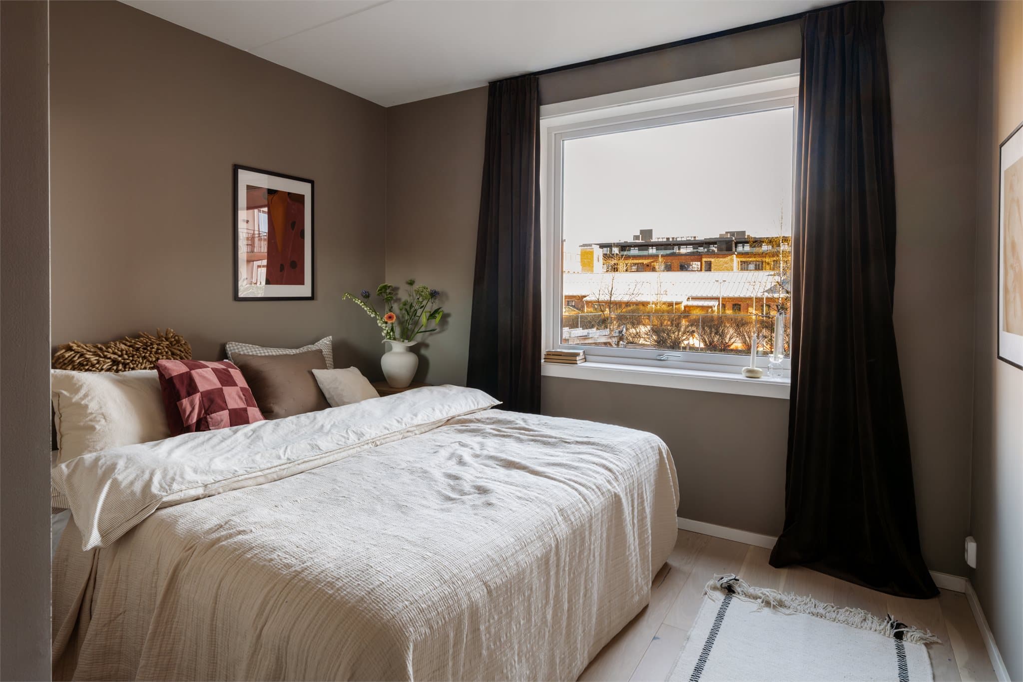 Lyst og innbydende hovedsoverom med rolige fargetoner og en behagelig atmosfære.