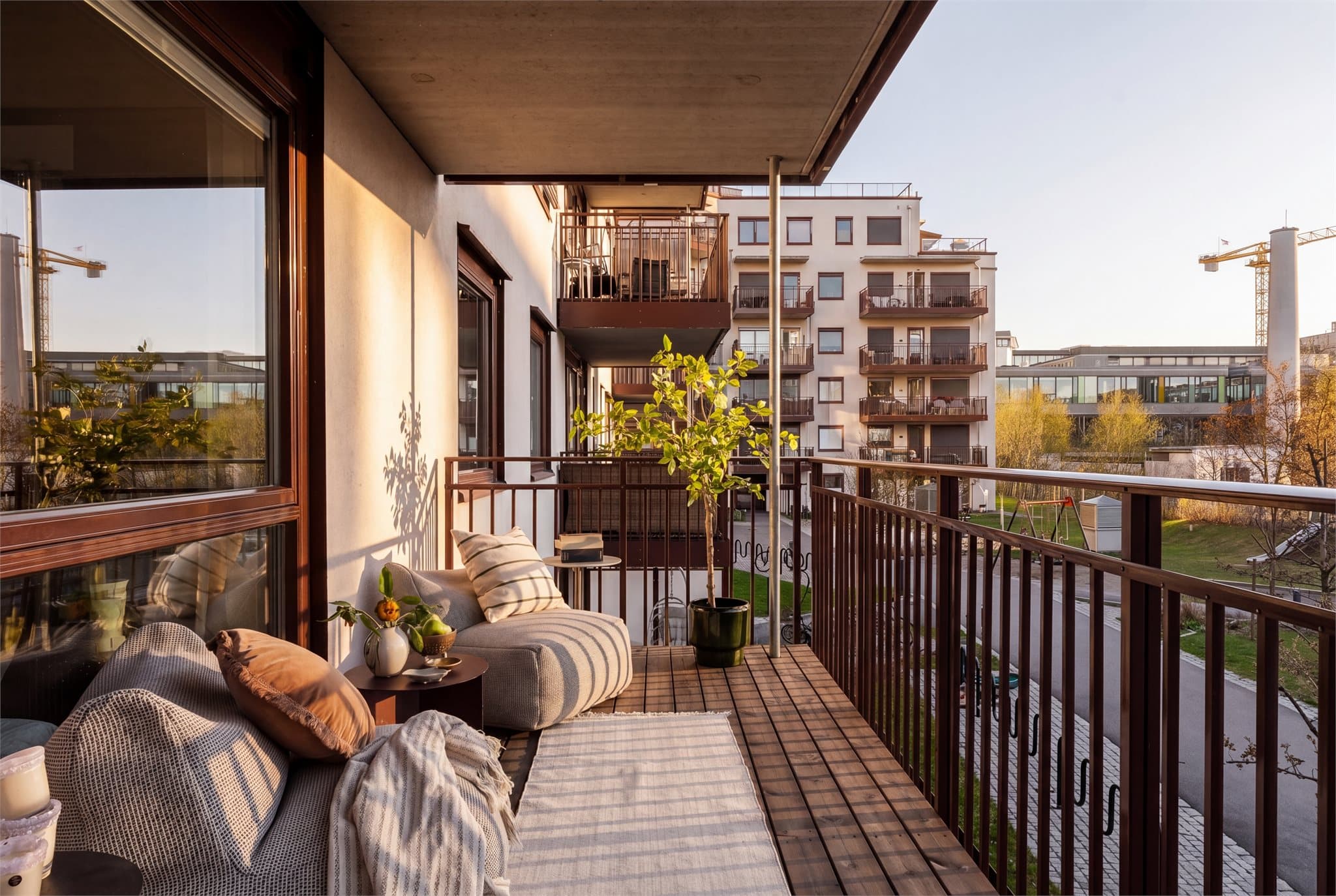 Romslig balkong med god plass til sittegruppe - perfekt for morgenkaffen, lange sommerkvelder og hyggelige stunder utendørs.