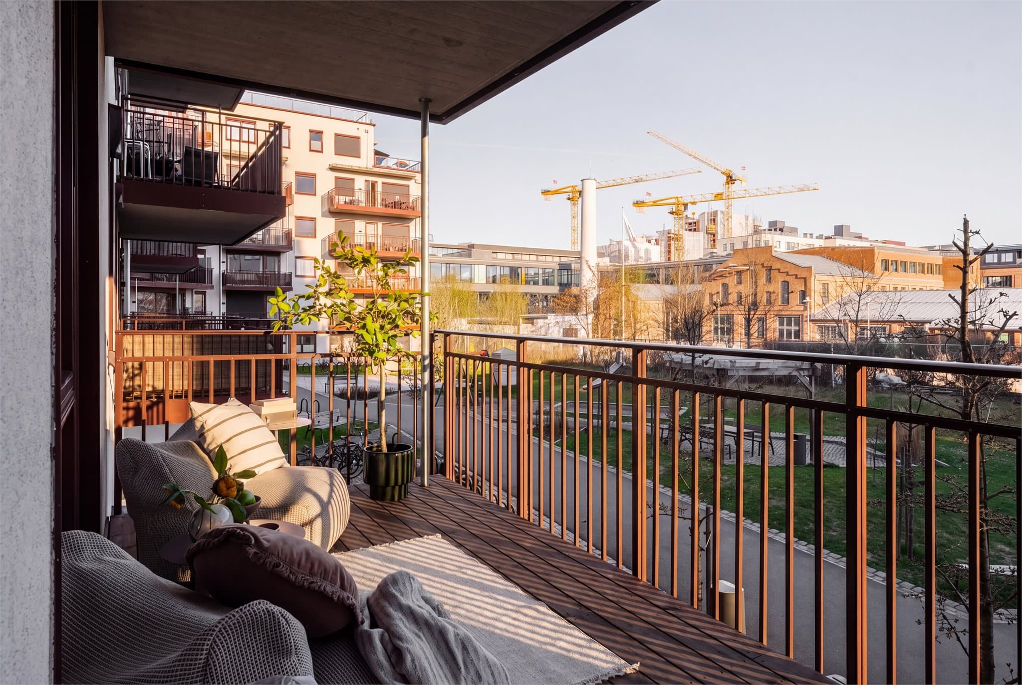 Fra stuen er det utgang til flott balkong med god plass til sittegruppe.