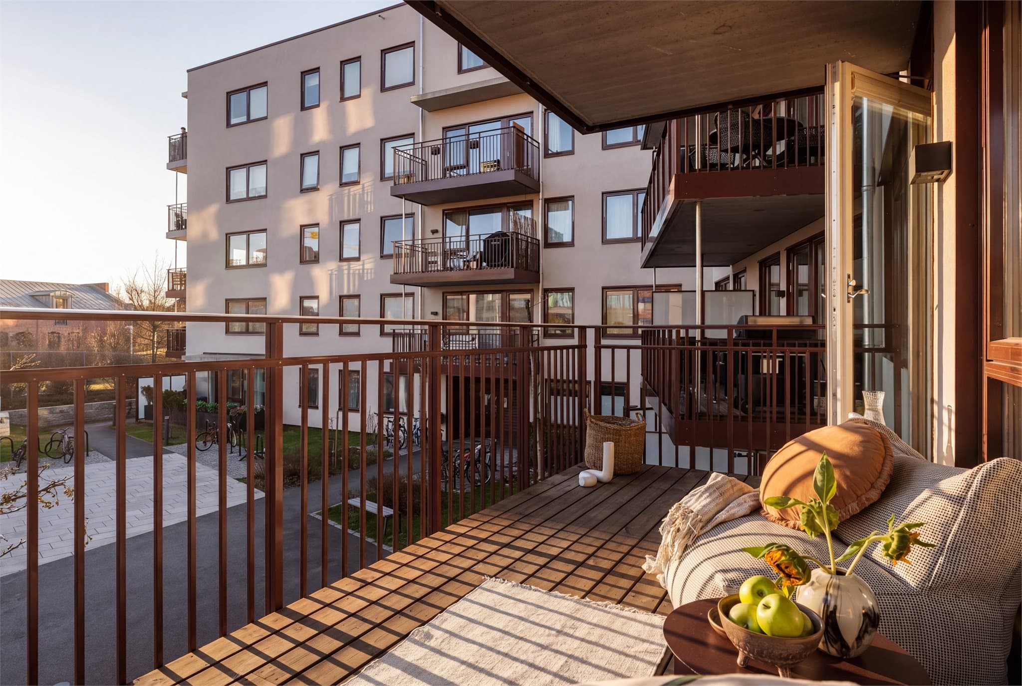 Balkongen vender inn mot et skjermet og frodig grøntområde.