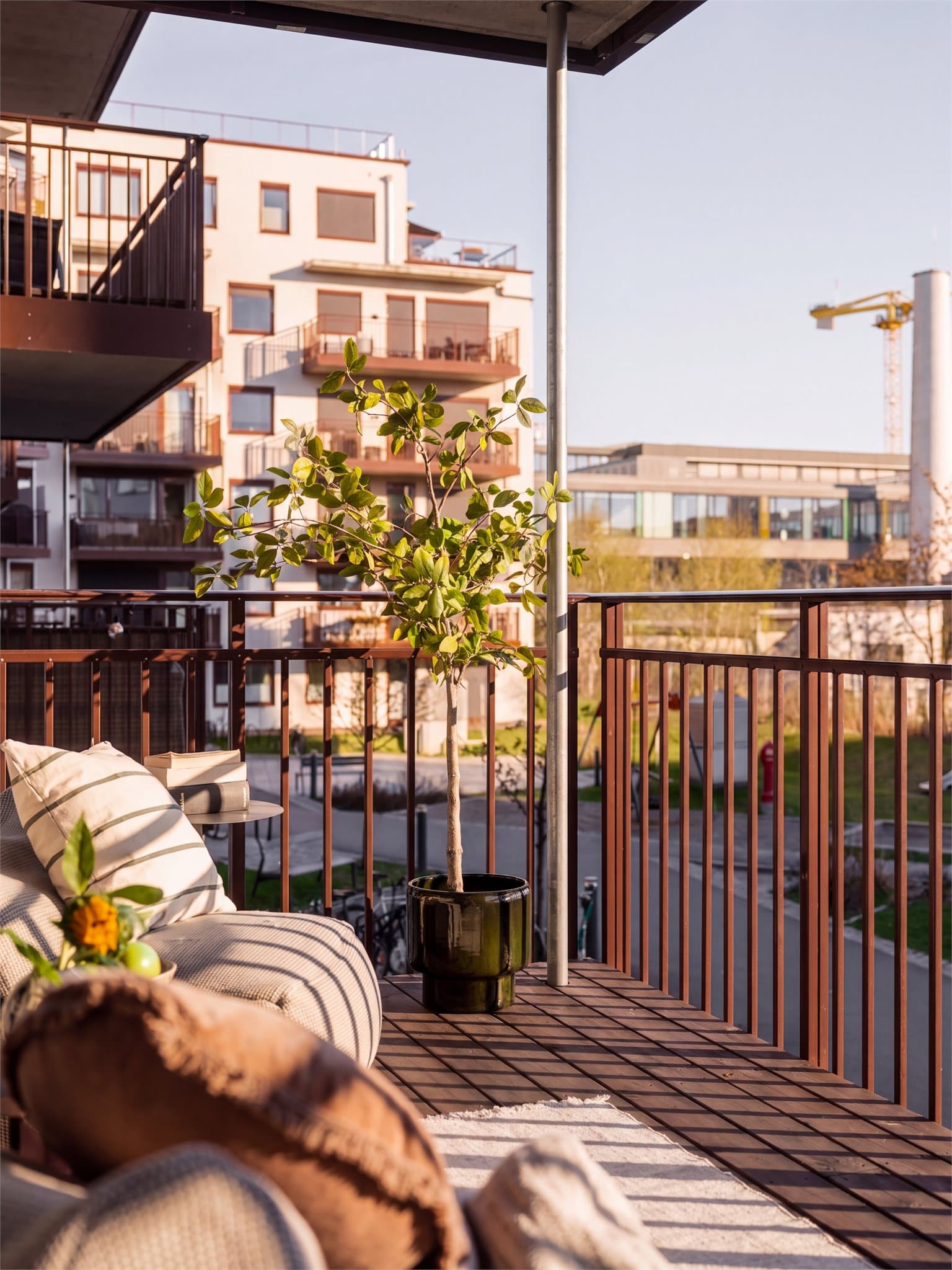 Balkongen vender mot syd og er på 10 m².