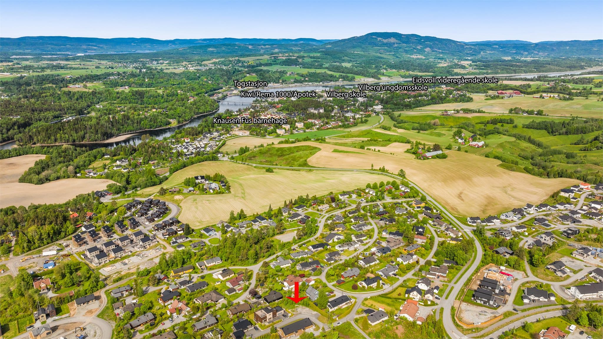 Kort vei til Sundet hvor du har alt av servicetilbud, skoler i alle trinn og togstasjon hvor toget tar deg til Oslo S på bare ca. 30min. med 3 avganger i timen!