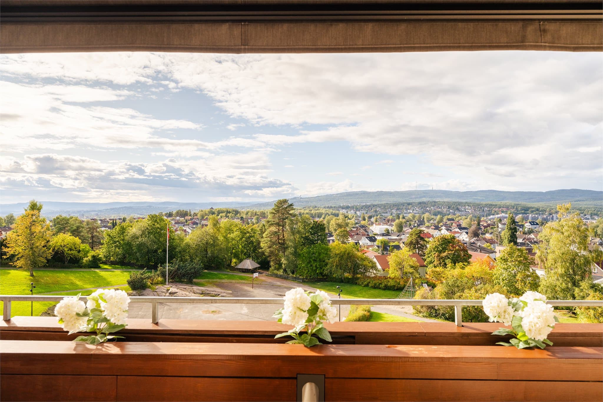 Fra balkongen strekker utsynet seg fra Oslofjorden til Maridalsvannet, med Holmenkollen sentralt i synsfeltet.