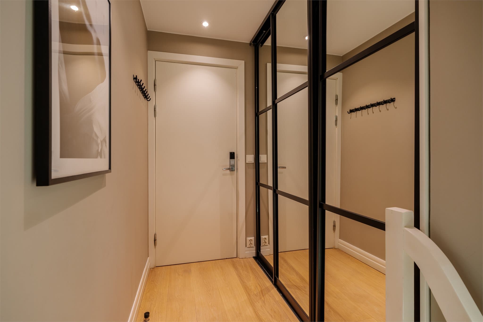 Entréen er romslig og gir et godt førsteinntrykk av boligen. Her er det god oppbevaringsplass i en stor skyvedørsgarderobe med plass til klær og sko for hele familien.