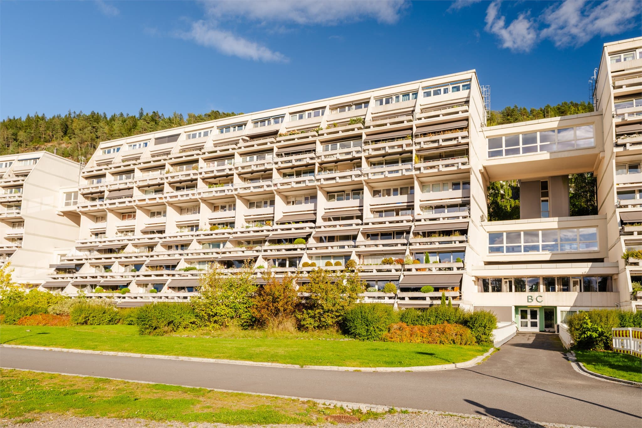 Grefsen Terrassehus består av fem sammenkjedede 10-etasjes boligblokker. Blokkene ble tegnet av arkitekt Harald Hille i begynnelsen av 1970-tallet, og bebyggelsen er representant for den tids funksjonalisme.