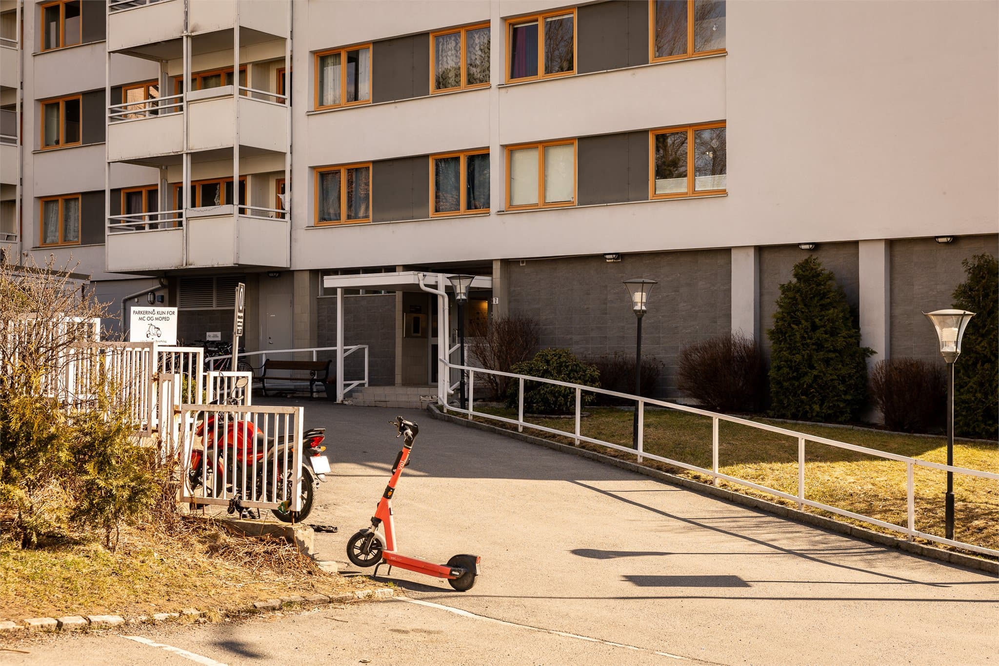 Velholdt inngangsparti i et etablert og rolig boligområde på Grefsen.