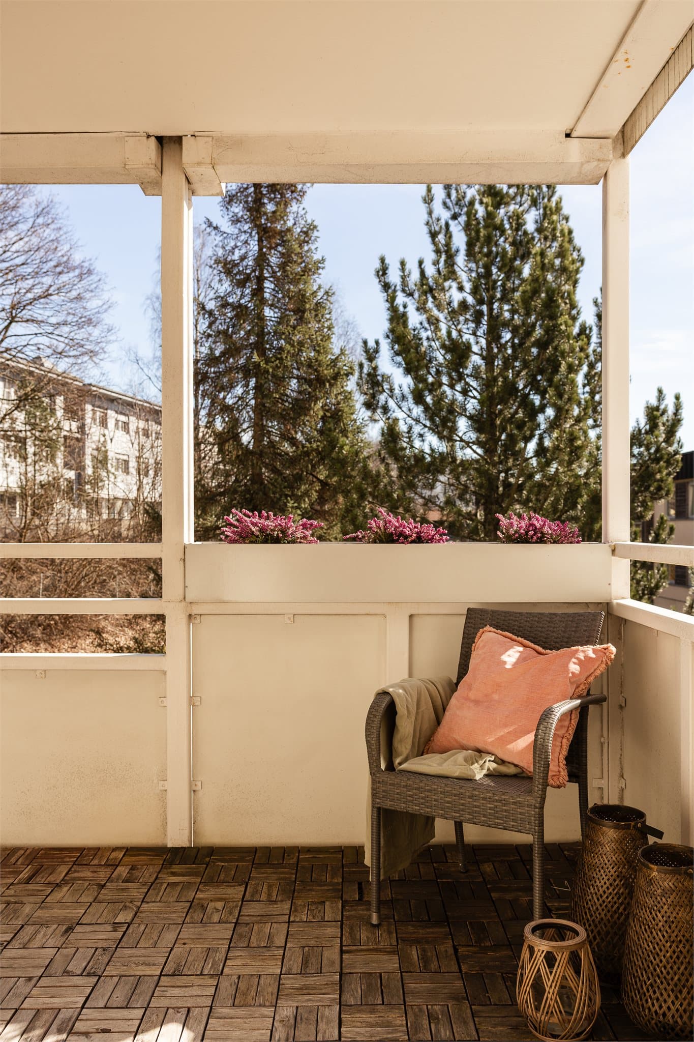 Det er lagt tregulv og god plass til utemøbler.