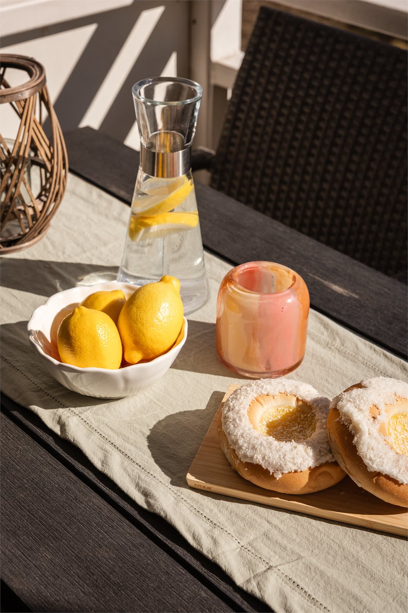 En perfekt uteplass for å nyte måltider i sommerhalvåret.