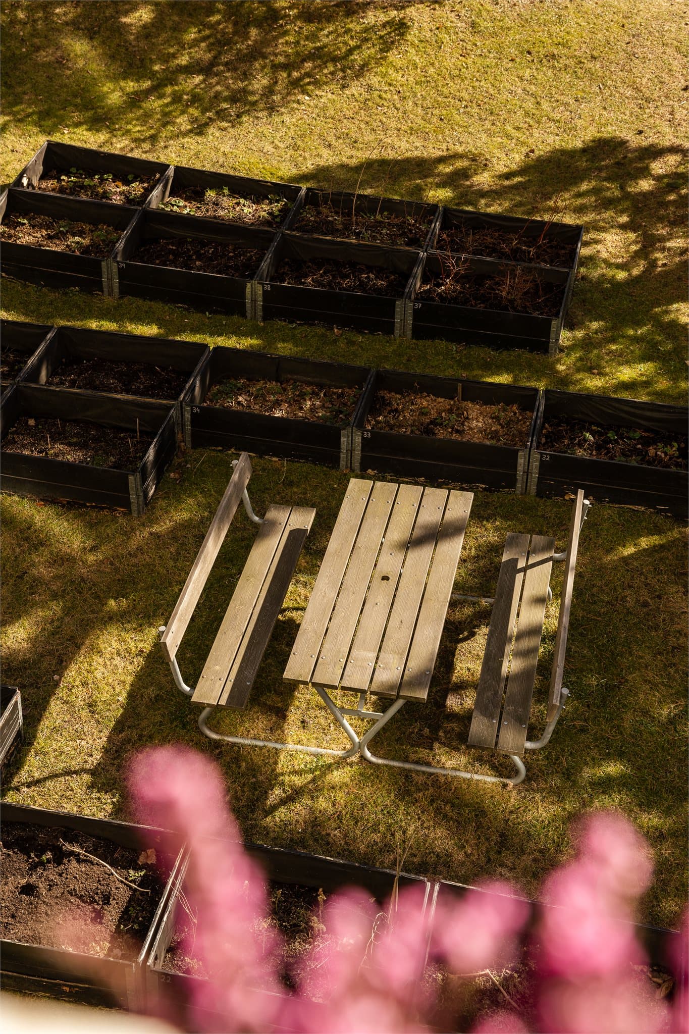 Borettslaget har fellesarealer med dyrkekasser for beboerne.