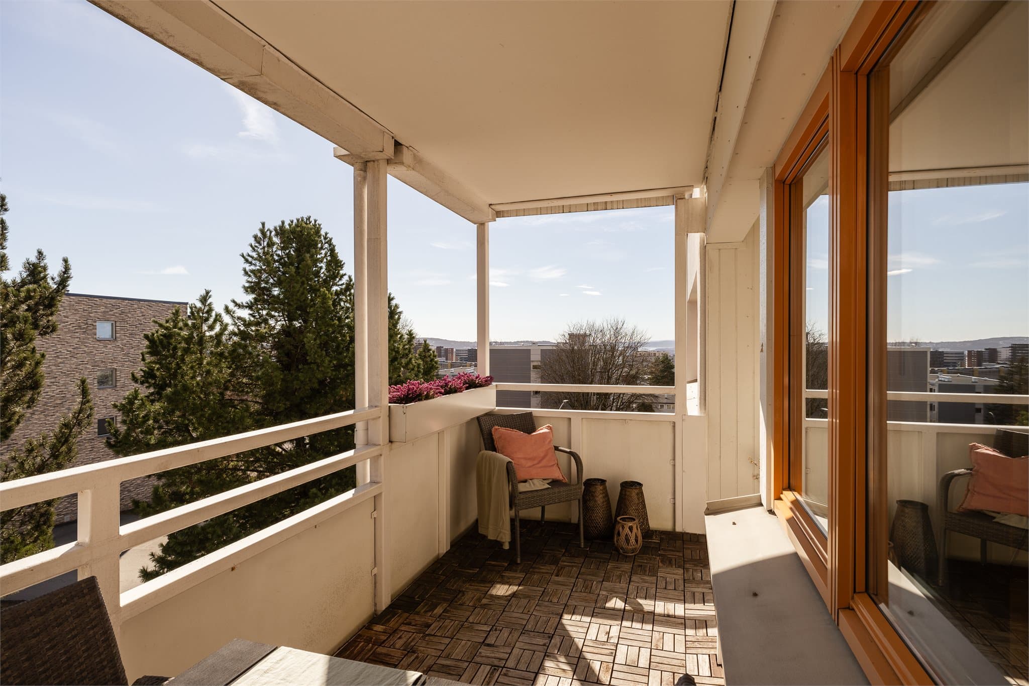 Her får dere en romslig balkong med gode solforhold og en flott utsikt.